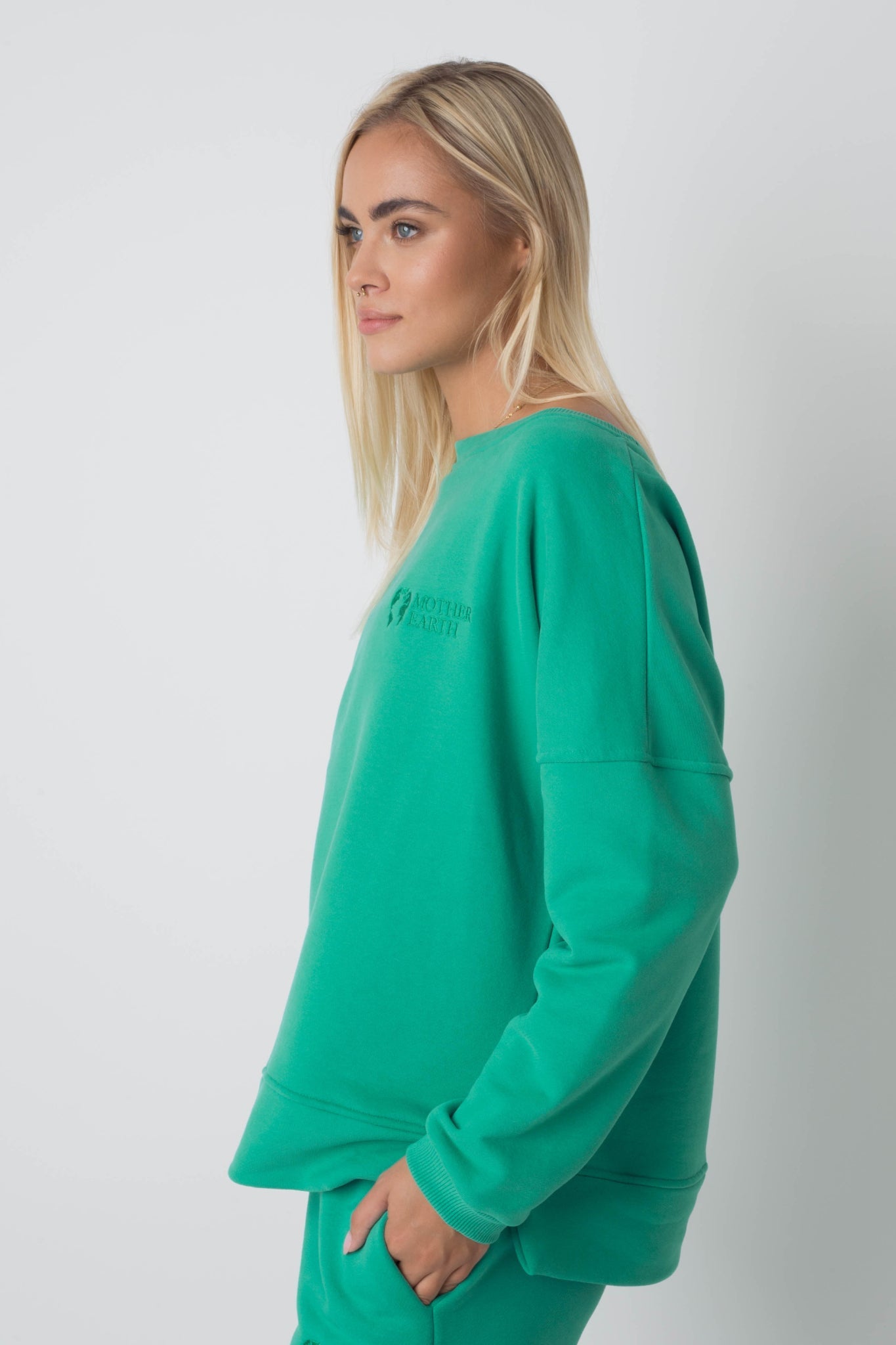 BLUZA OVERSIZE Z SZEROKIM DEKOLTEM ZIELONA - MULL