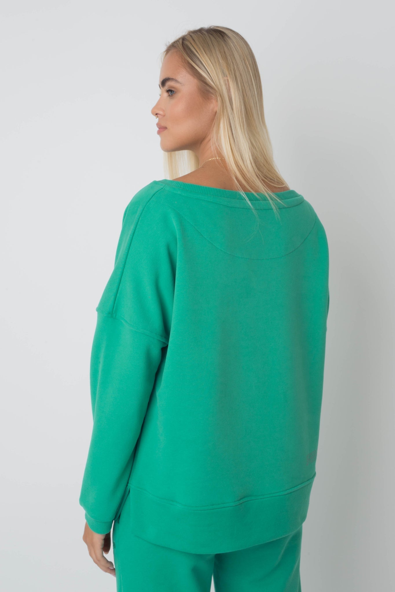 BLUZA OVERSIZE Z SZEROKIM DEKOLTEM ZIELONA - MULL