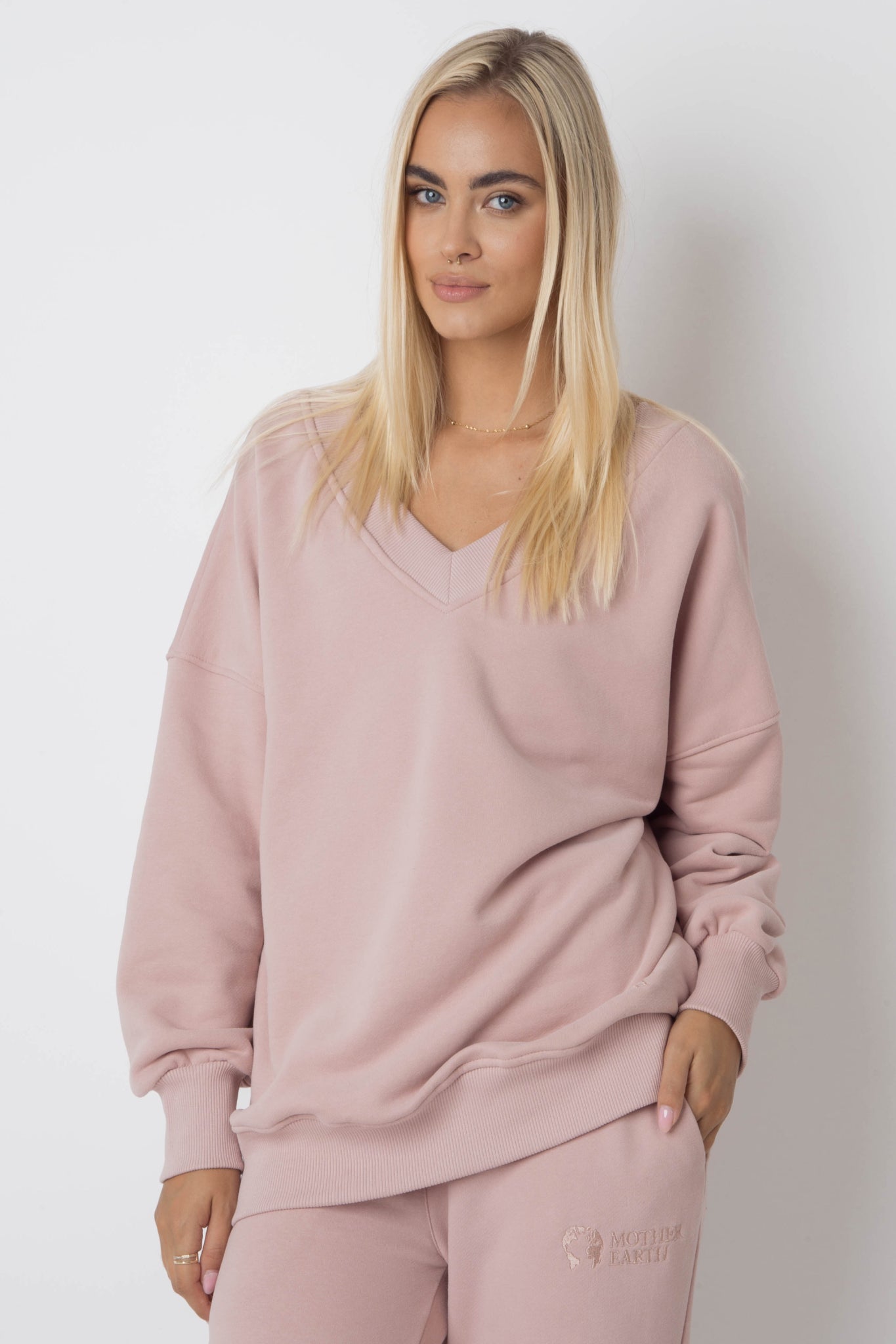 BLUZA Z DEKOLTEM OVERSIZE JASNORÓŻOWA - BISCOE