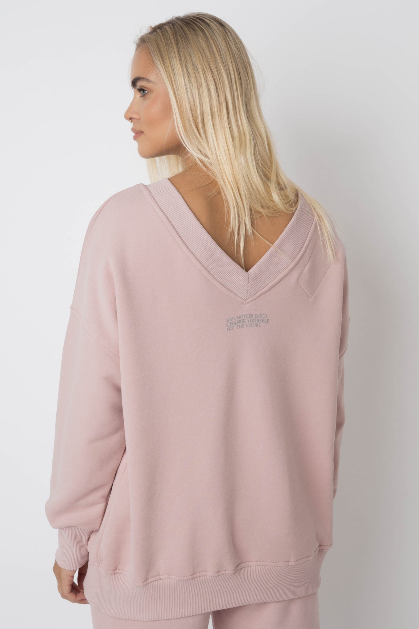 BLUZA Z DEKOLTEM OVERSIZE JASNORÓŻOWA - BISCOE