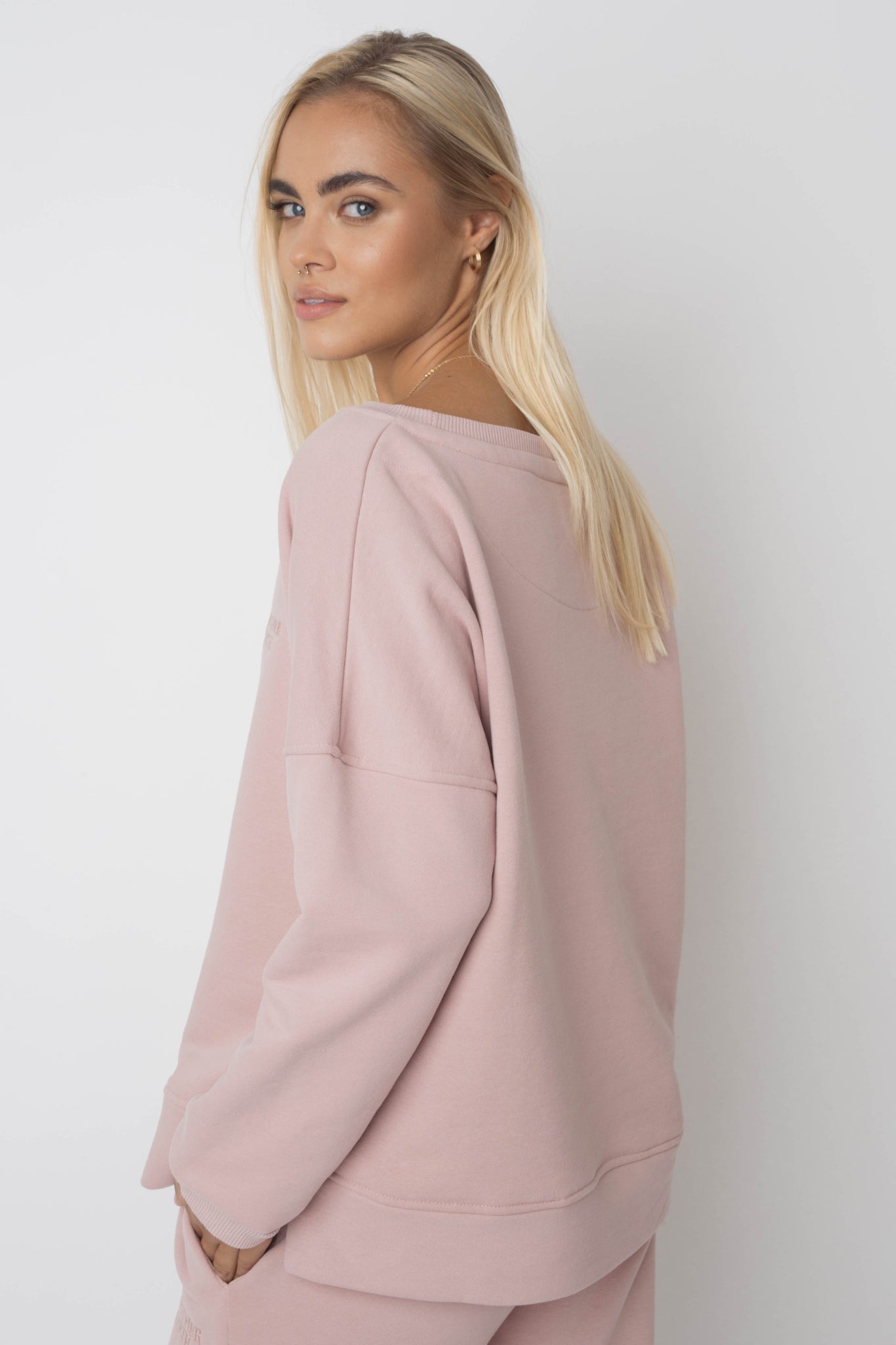 BLUZA OVERSIZE Z SZEROKIM DEKOLTEM JASNORÓŻOWA - MULL