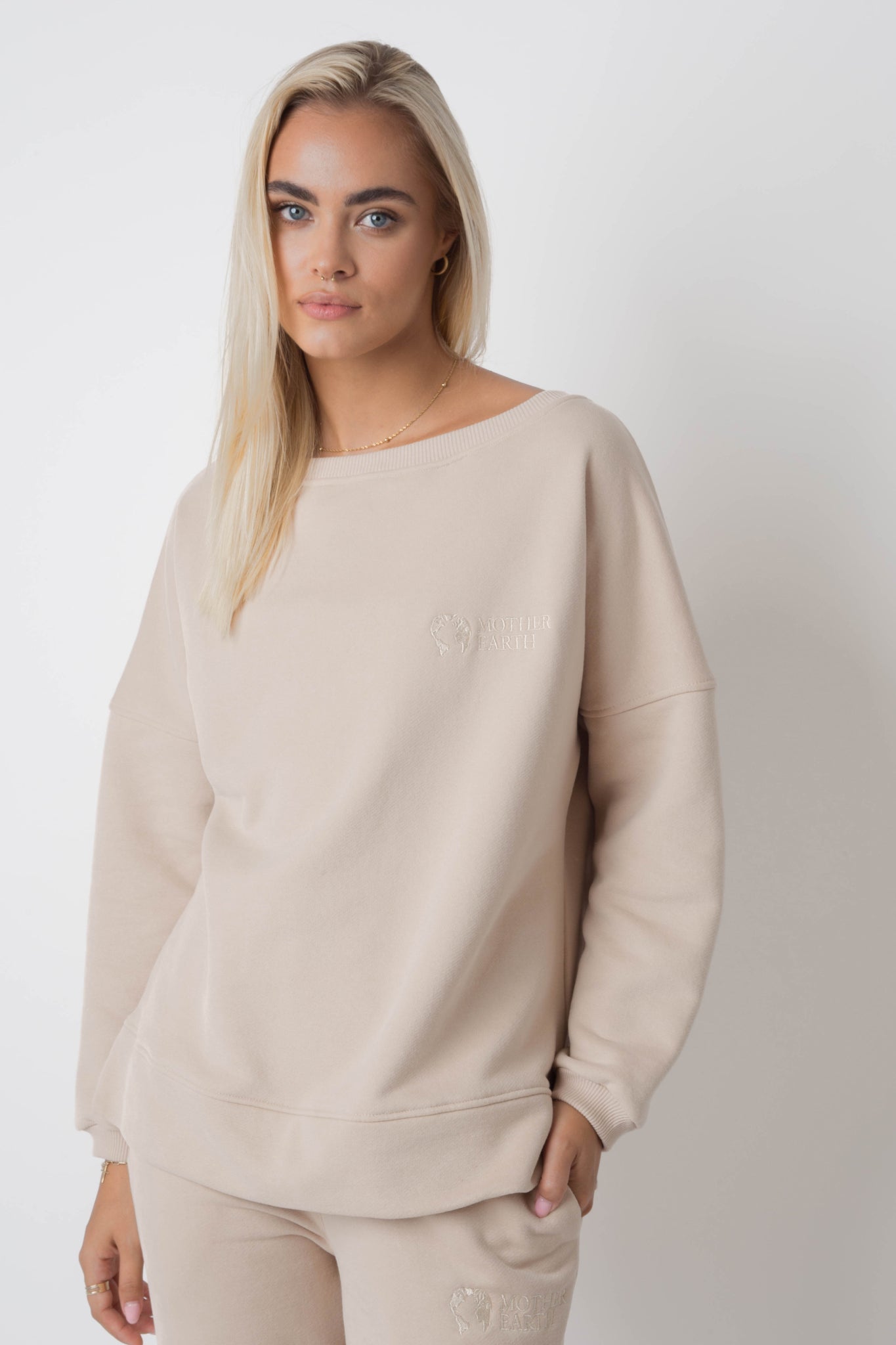 BLUZA OVERSIZE Z SZEROKIM DEKOLTEM BEŻOWA - MULL