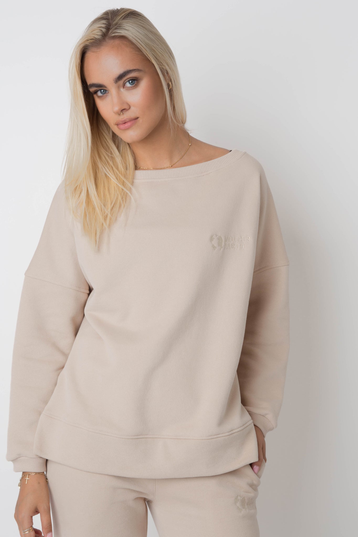 BLUZA OVERSIZE Z SZEROKIM DEKOLTEM BEŻOWA - MULL