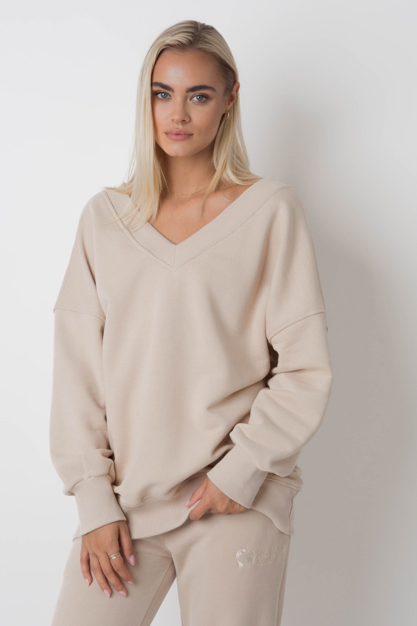 BLUZA Z DEKOLTEM OVERSIZE BEŻOWA - BISCOE