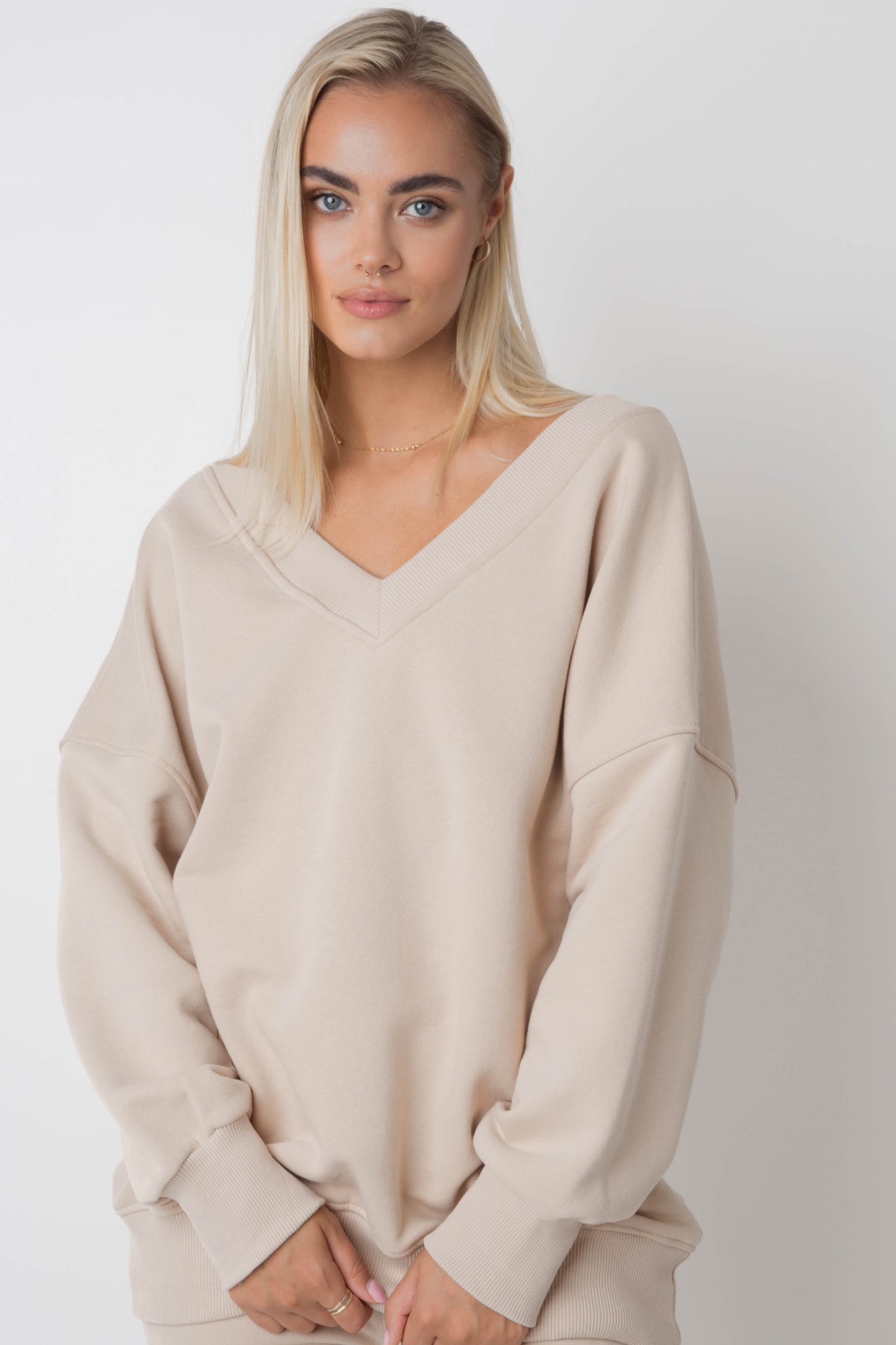 BLUZA Z DEKOLTEM OVERSIZE BEŻOWA - BISCOE