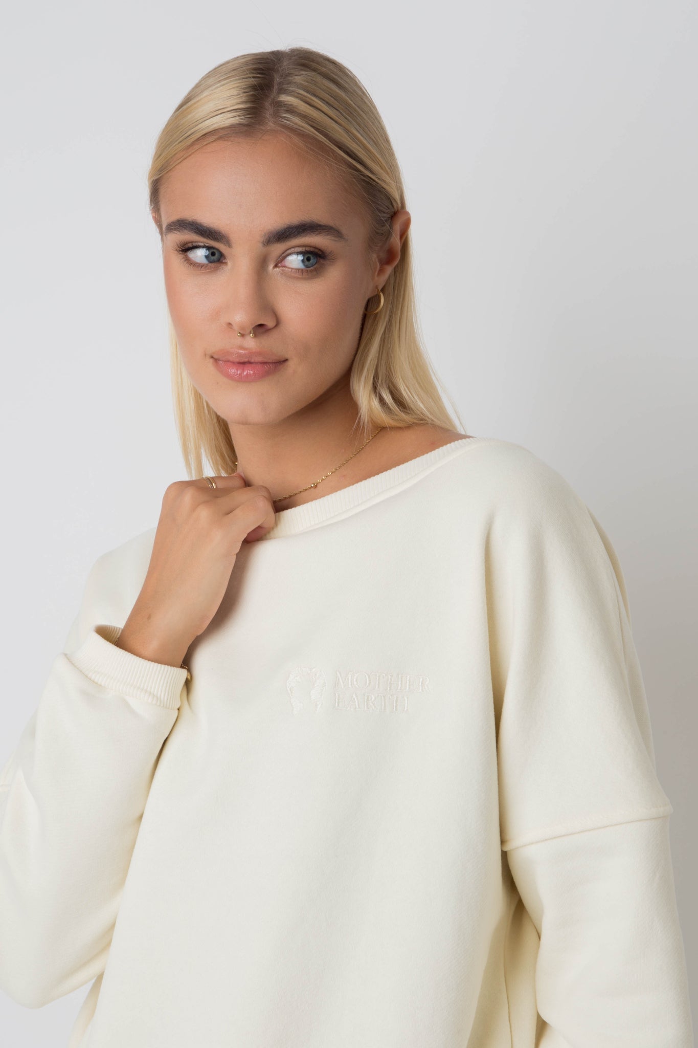 BLUZA OVERSIZE Z SZEROKIM DEKOLTEM ECRU - MULL