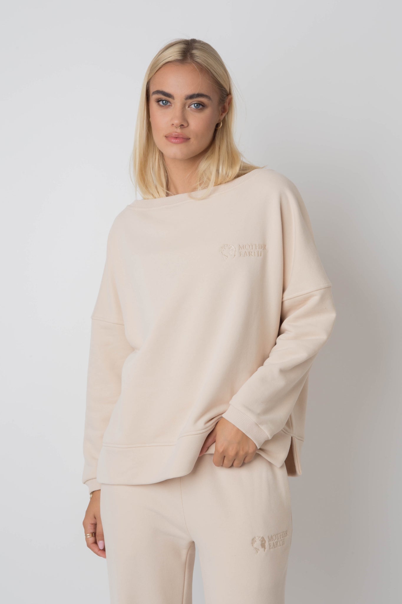 BLUZA OVERSIZE Z SZEROKIM DEKOLTEM JASNOBEŻOWA - MULL