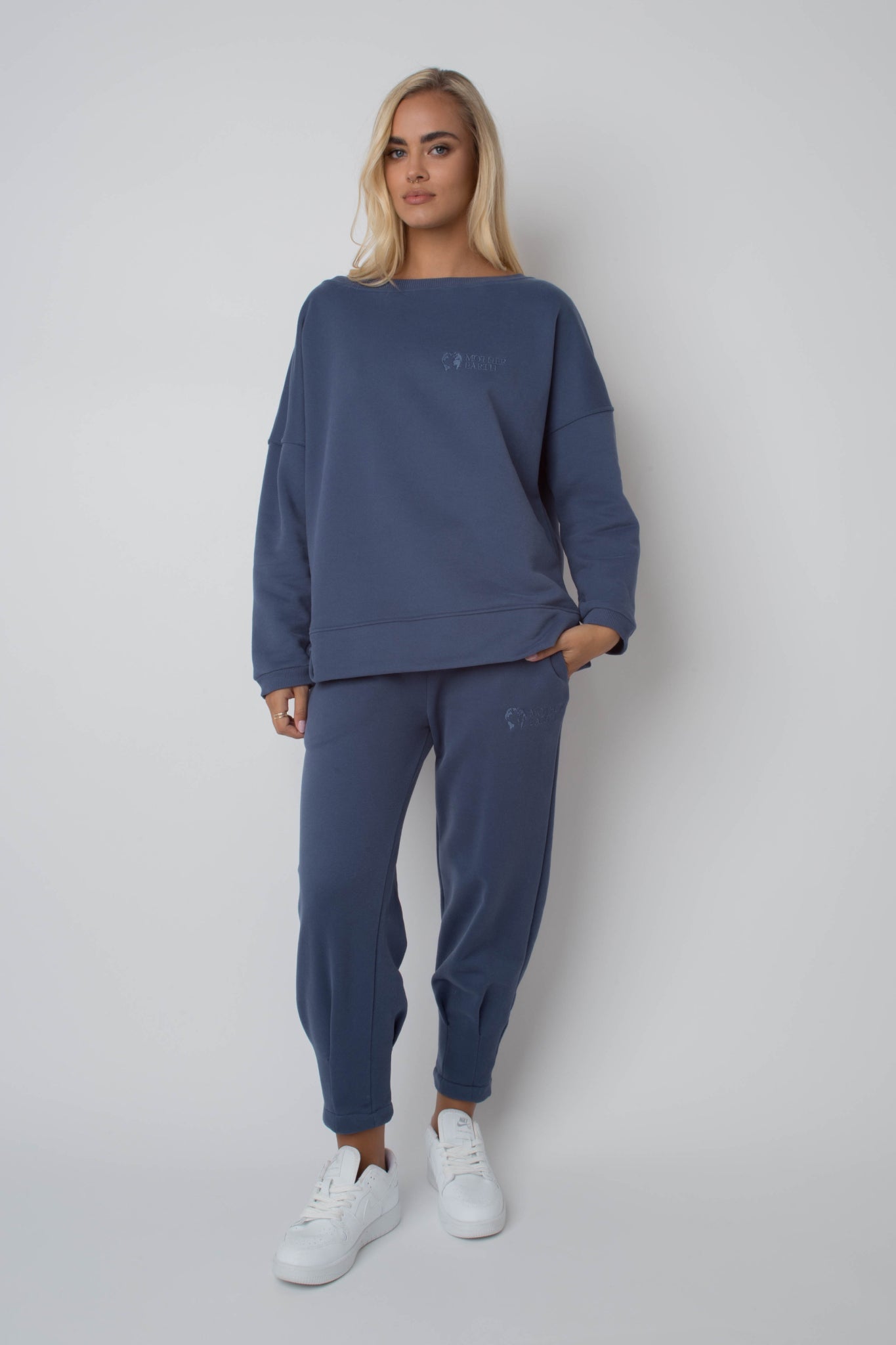 BLUZA OVERSIZE Z SZEROKIM DEKOLTEM GRANATOWA - MULL