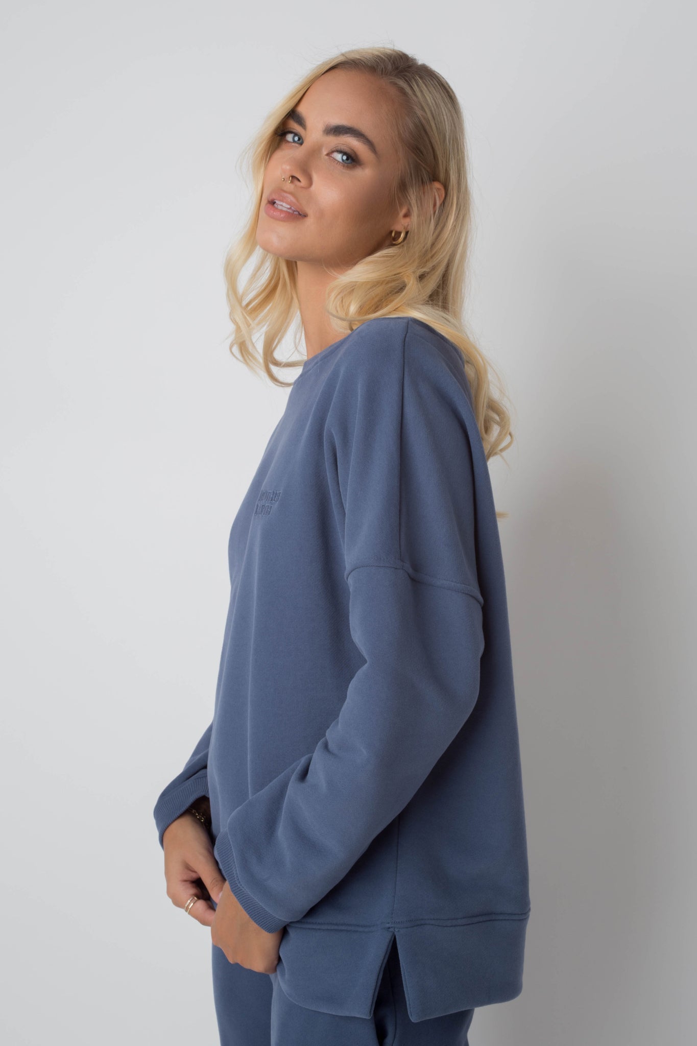 BLUZA OVERSIZE Z SZEROKIM DEKOLTEM GRANATOWA - MULL