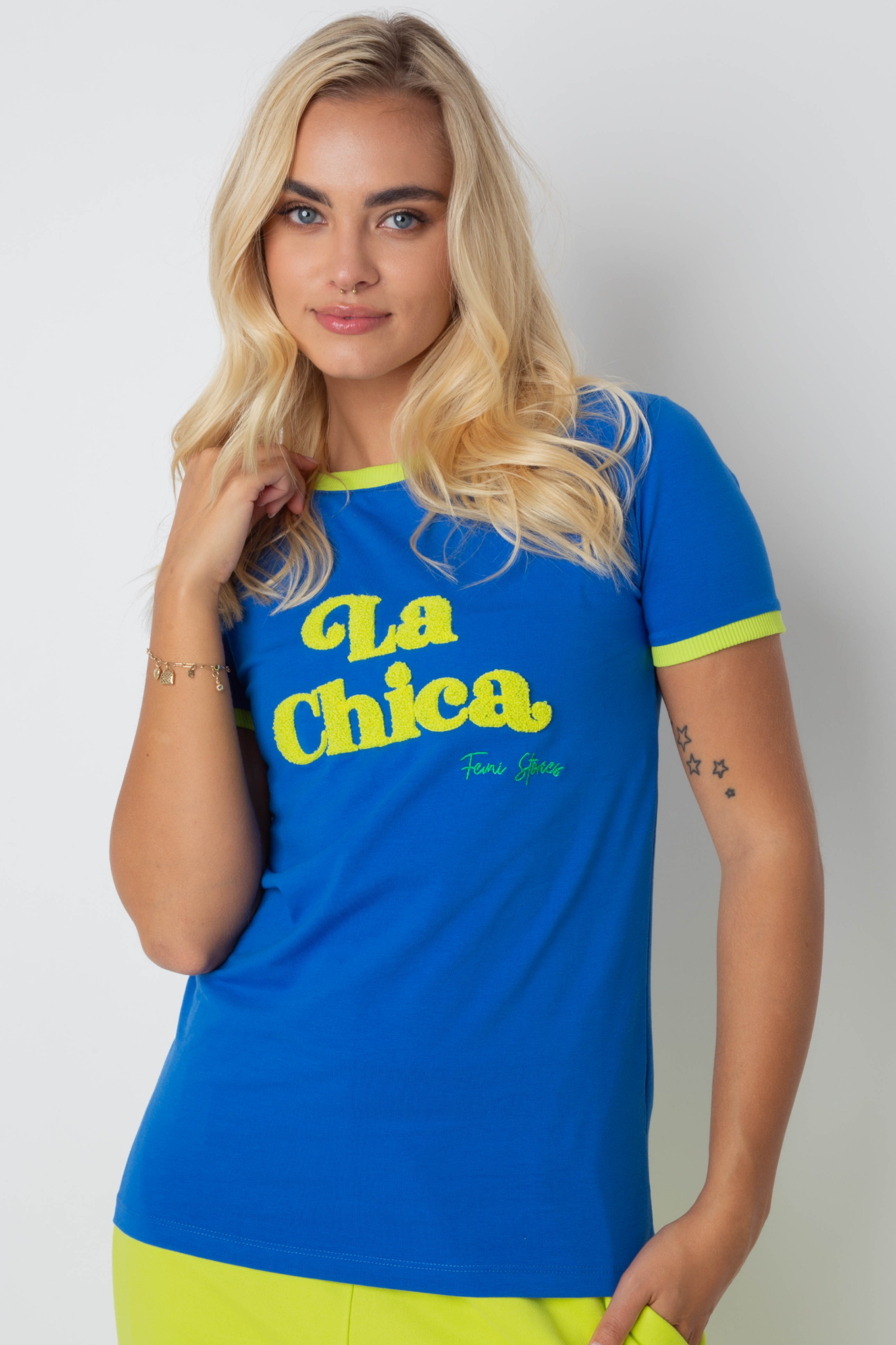 T-SHIRT LA CHICA CIEMNONIEBIESKI Z ZIELONYM NAPISEM I LAMÓWKĄ - COSMA