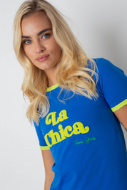 T-SHIRT LA CHICA CIEMNONIEBIESKI Z ZIELONYM NAPISEM I LAMÓWKĄ - COSMA