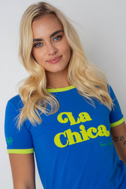 T-SHIRT LA CHICA CIEMNONIEBIESKI Z ZIELONYM NAPISEM I LAMÓWKĄ - COSMA