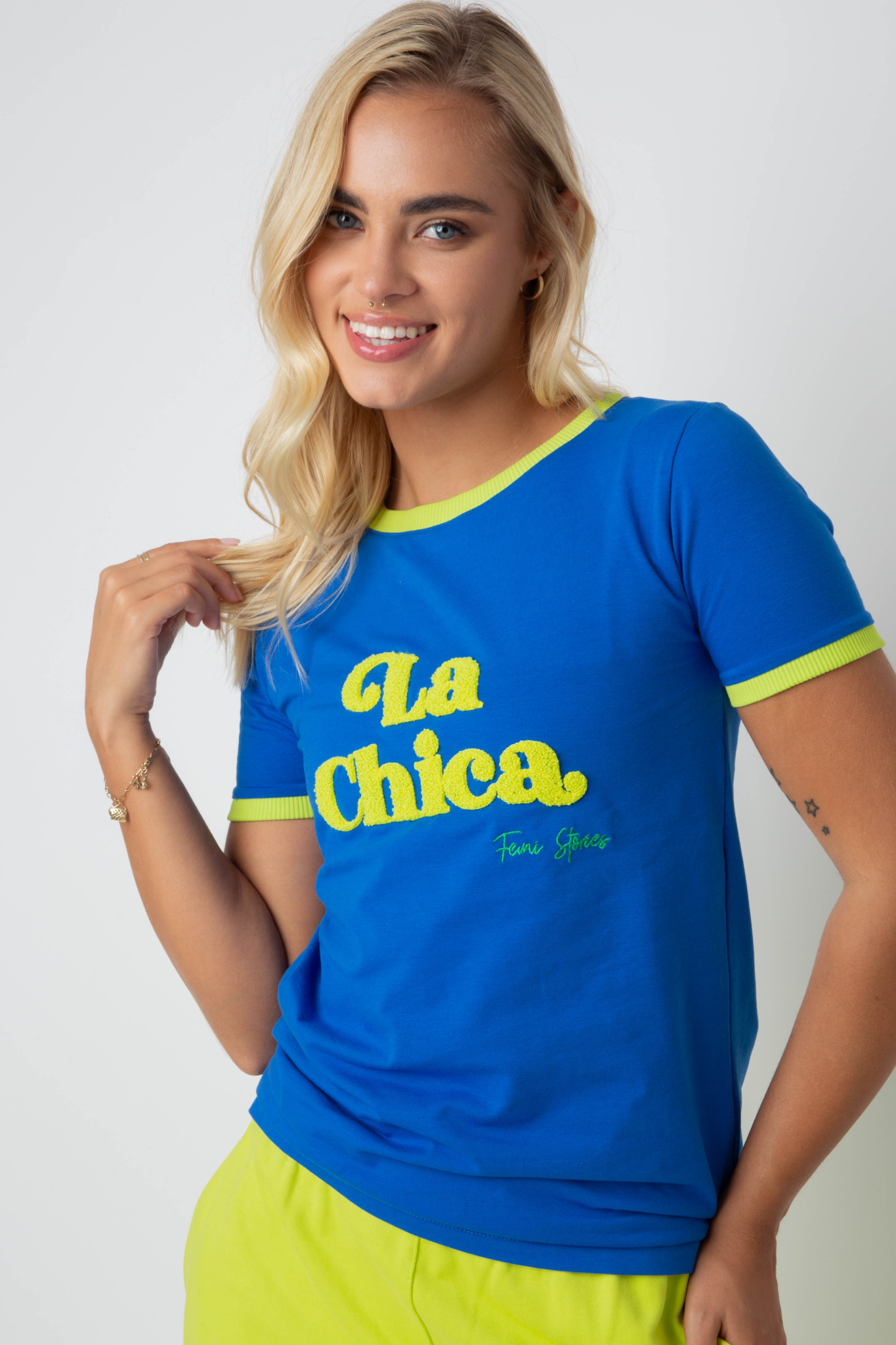 T-SHIRT LA CHICA CIEMNONIEBIESKI Z ZIELONYM NAPISEM I LAMÓWKĄ - COSMA