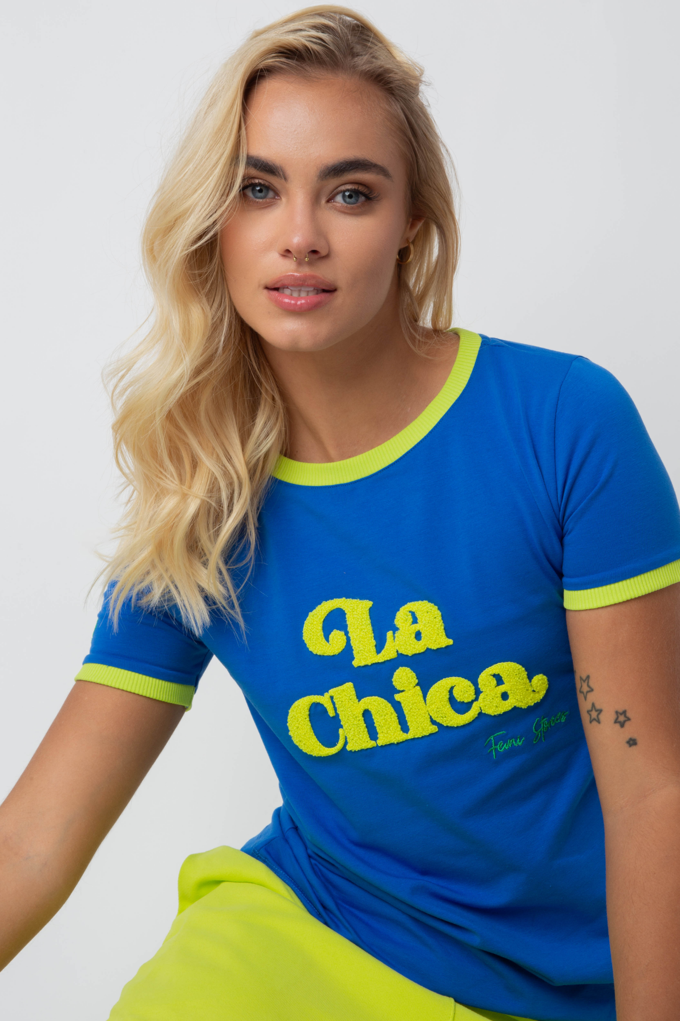 T-SHIRT LA CHICA CIEMNONIEBIESKI Z ZIELONYM NAPISEM I LAMÓWKĄ - COSMA