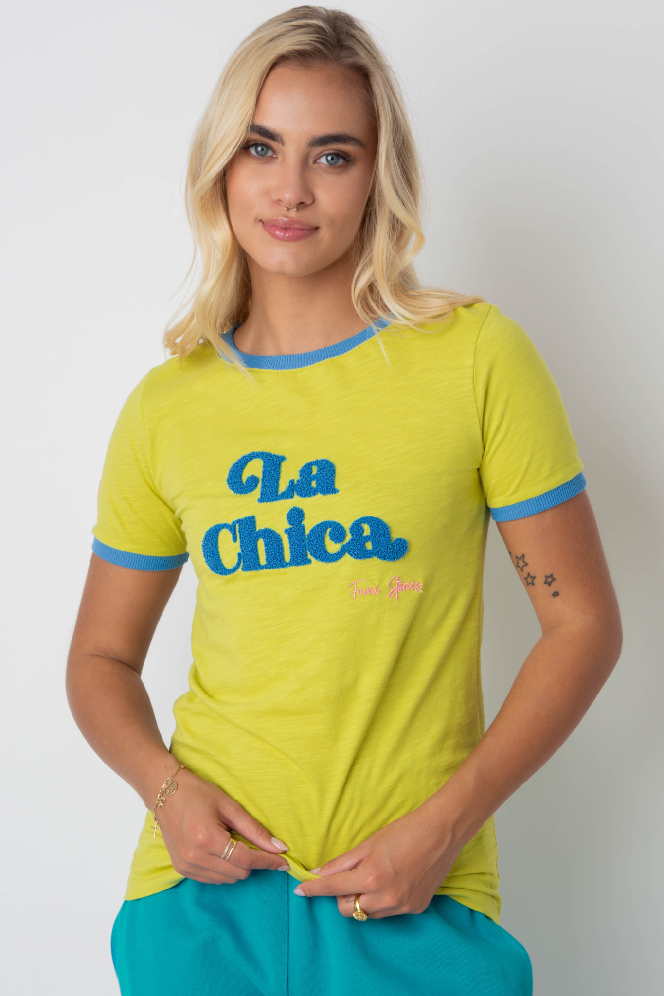 T-SHIRT LA CHICA JASNOZIELONA Z NIEBIESKIM NAPISEM I LAMÓWKĄ - COSMA