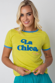 T-SHIRT LA CHICA JASNOZIELONA Z NIEBIESKIM NAPISEM I LAMÓWKĄ - COSMA