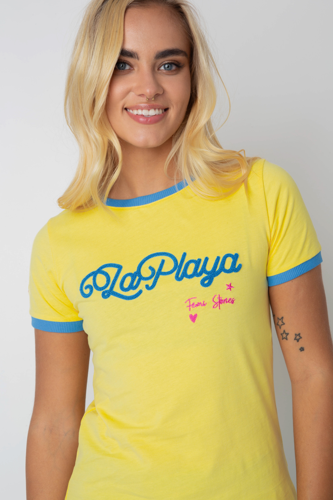 T-SHIRT LA PLAYA ŻÓŁTA Z JASNONIEBIESKIM NAPISEM I LAMÓWKĄ - COSMA