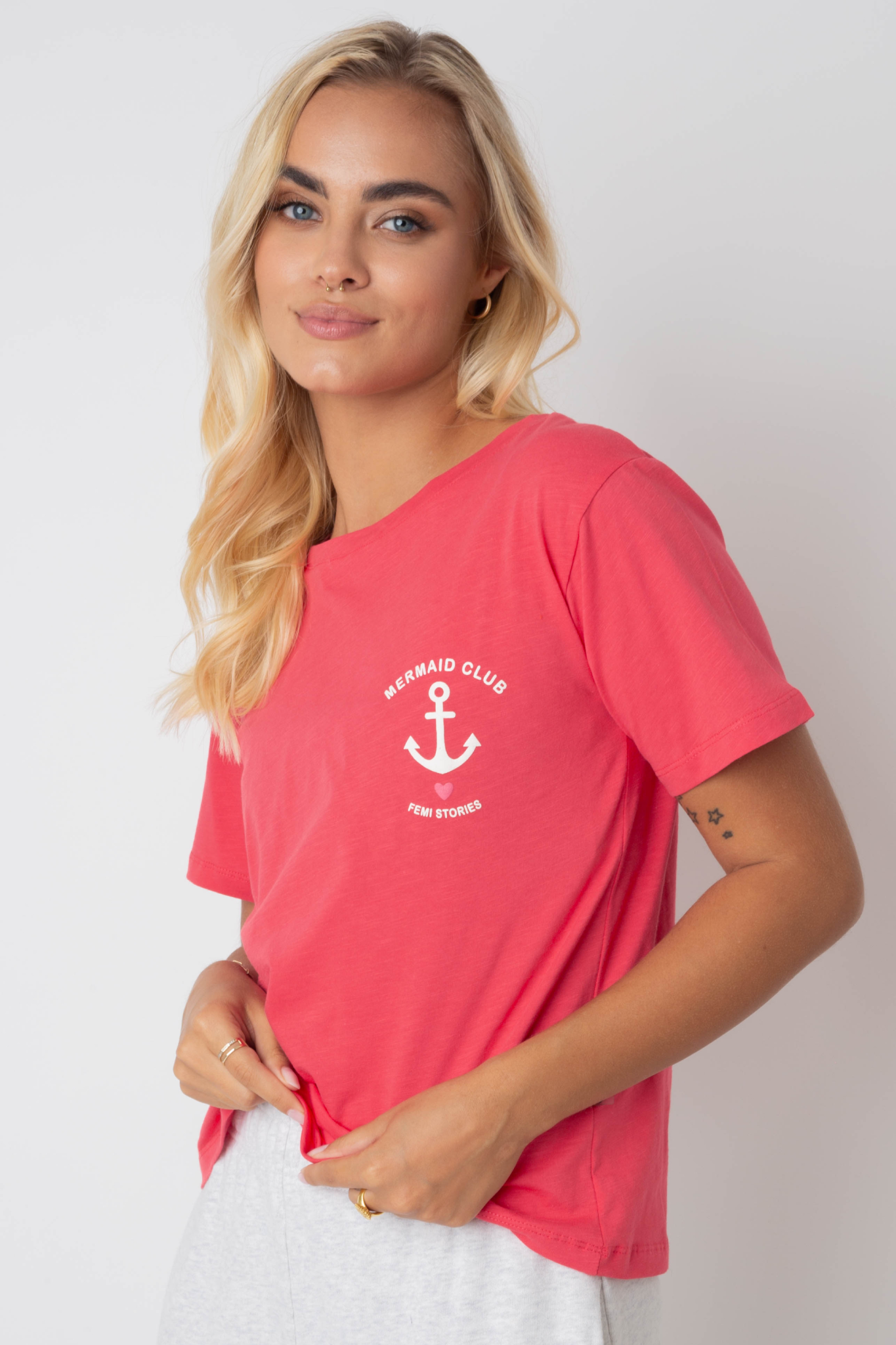 T-SHIRT MERMAID CLUB MALINOWY Z NADRUKIEM W KOLORZE ECRU - MANUEL