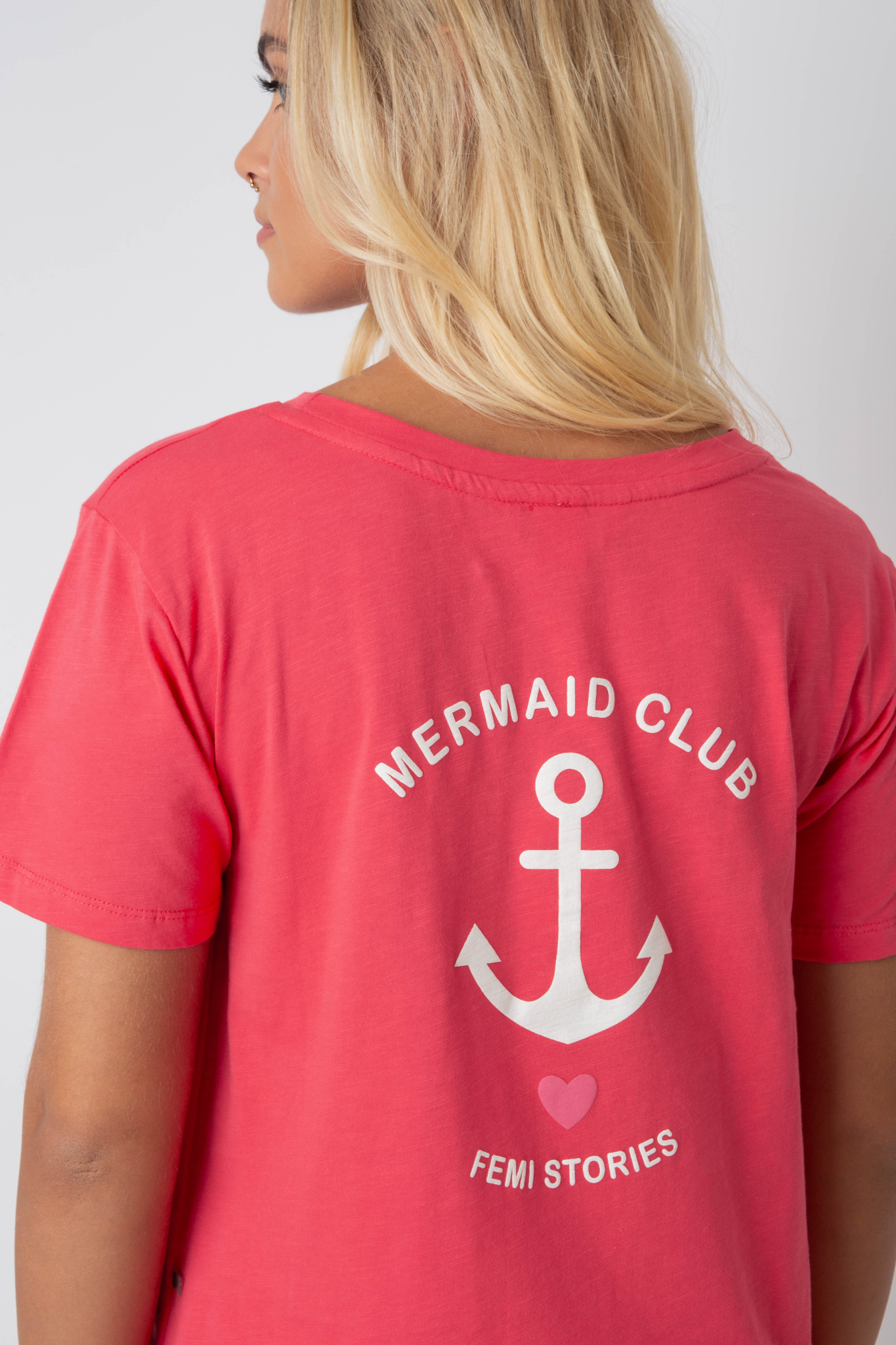 T-SHIRT MERMAID CLUB MALINOWY Z NADRUKIEM W KOLORZE ECRU - MANUEL