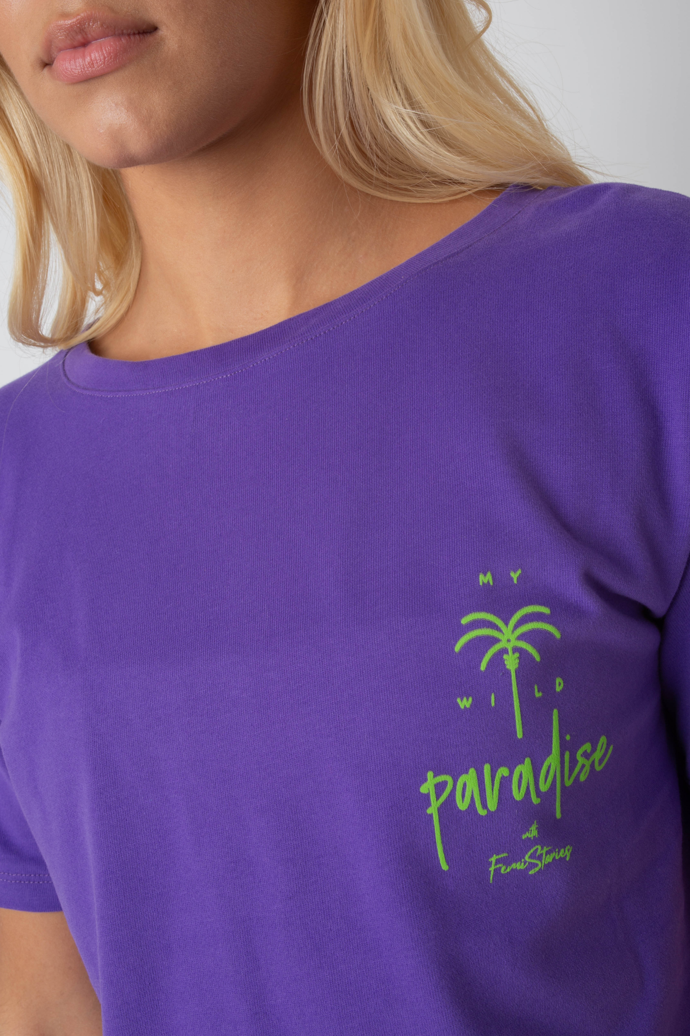 T-SHIRT MY WILD PARADISE FIOLETOWY Z ZIELONYM NADRUKIEM PALMY- MANUEL