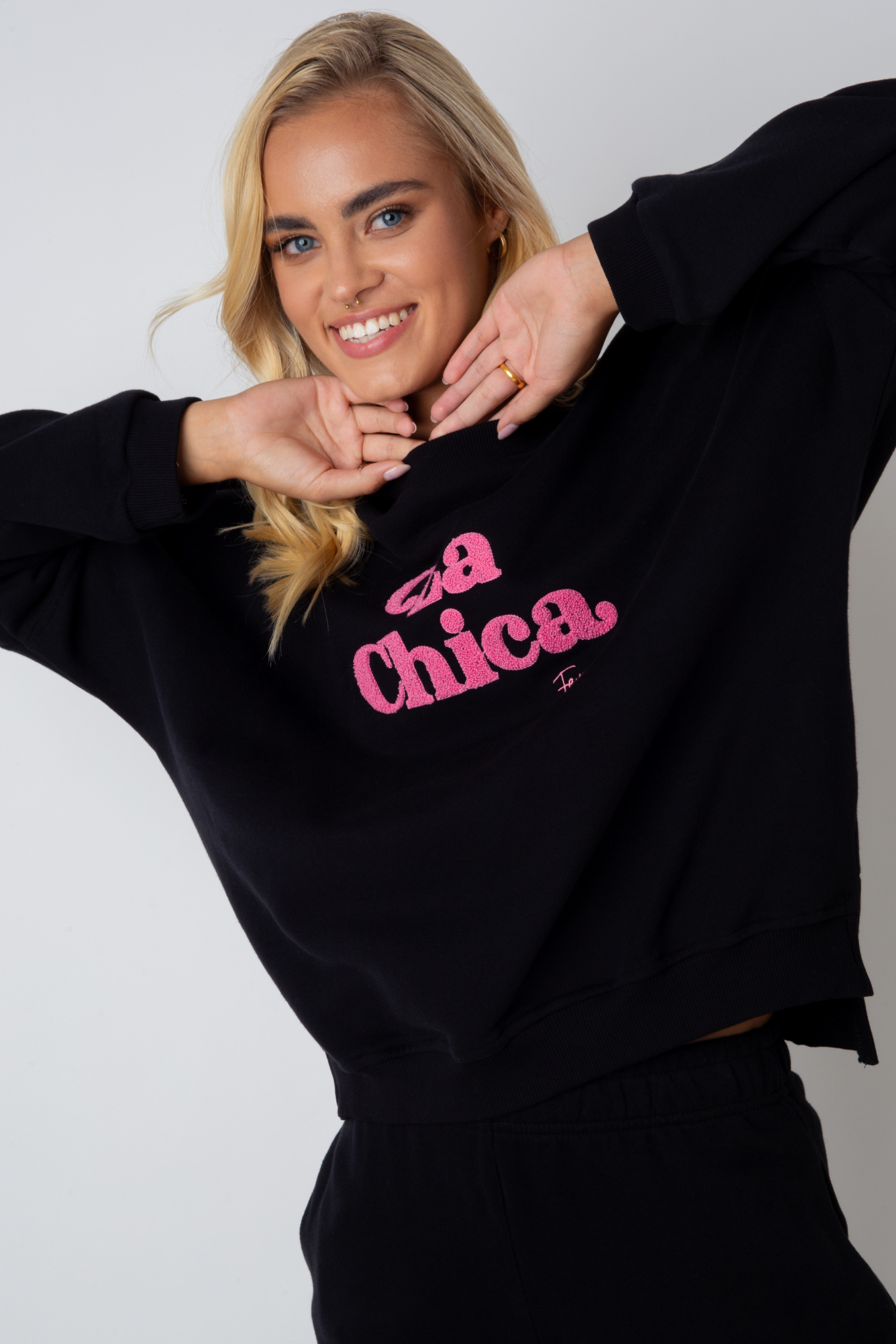 BLUZA LA CHICA TYPU CREWNECK CZARNA - VALD