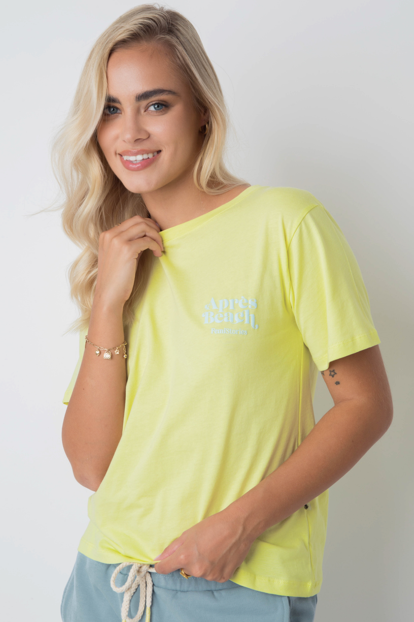 T-SHIRT APRES BEACH LIMONKOWY Z NIEBIESKIM NADRUKIEM - MANUEL