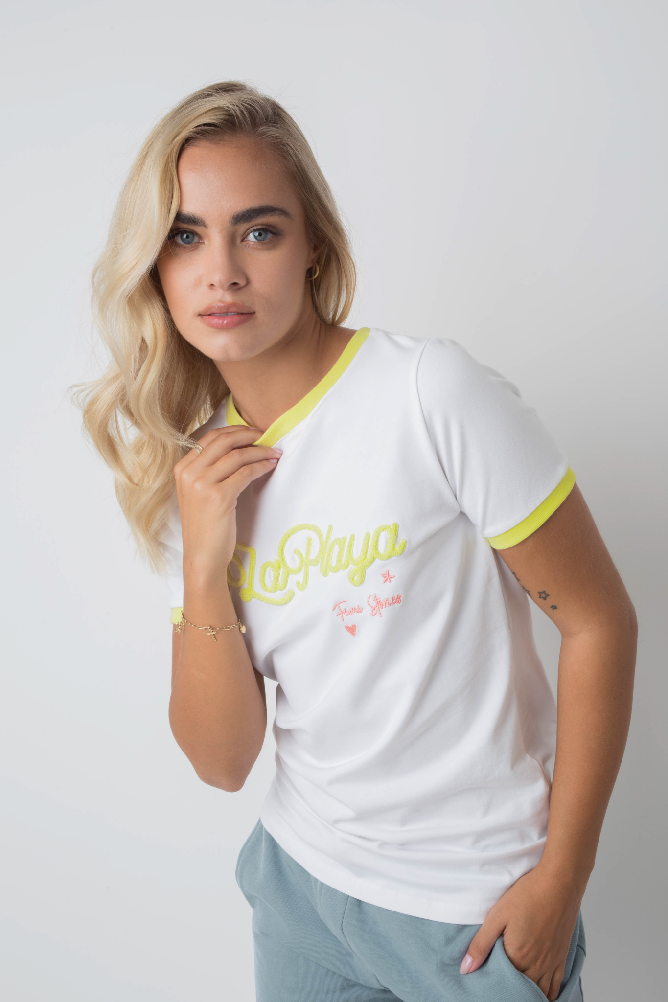 T-SHIRT LA PLAYA BIAŁA Z ŻÓŁTYM NAPISEM I LAMÓWKĄ - COSMA