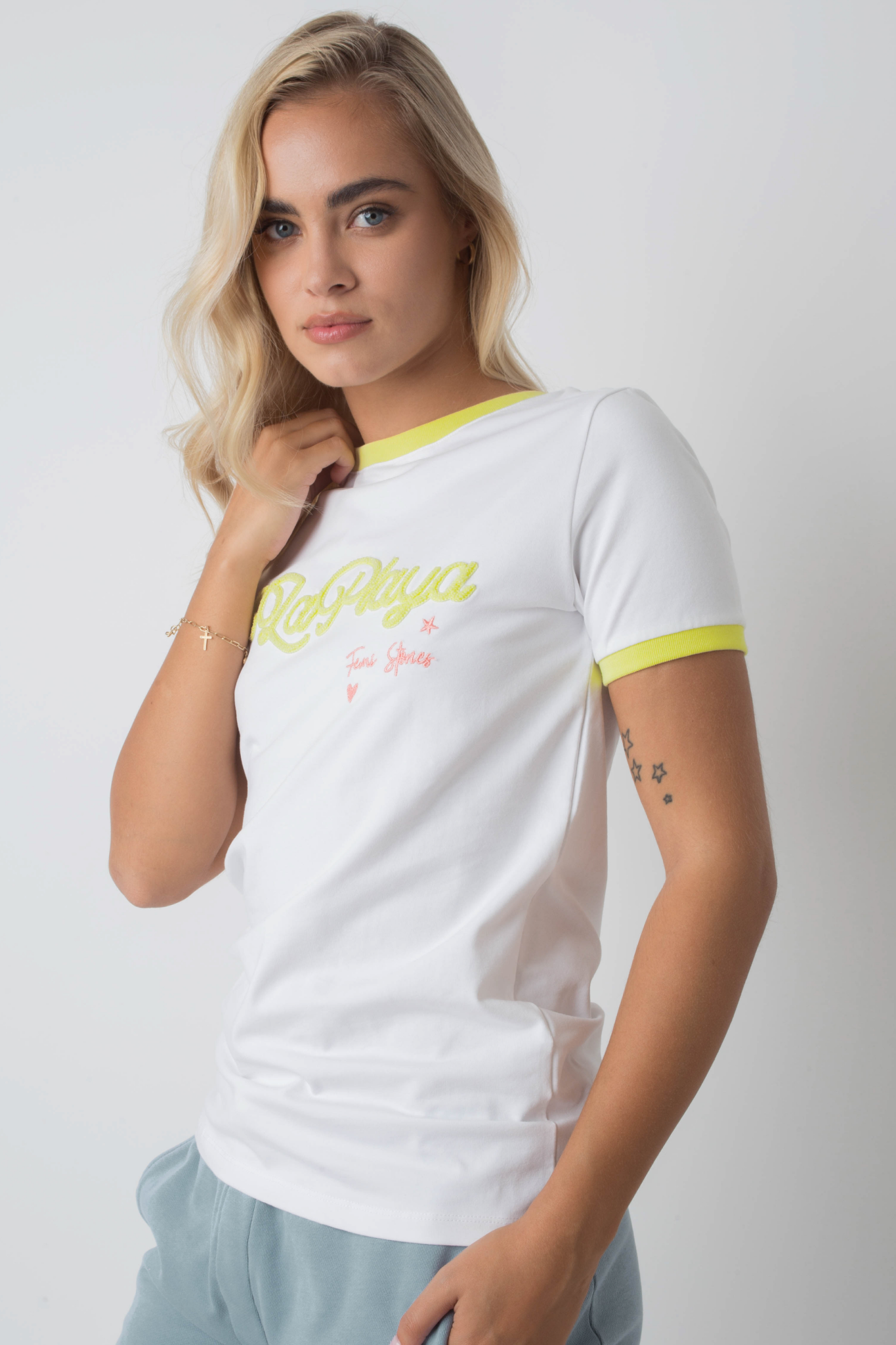 T-SHIRT LA PLAYA BIAŁA Z ŻÓŁTYM NAPISEM I LAMÓWKĄ - COSMA