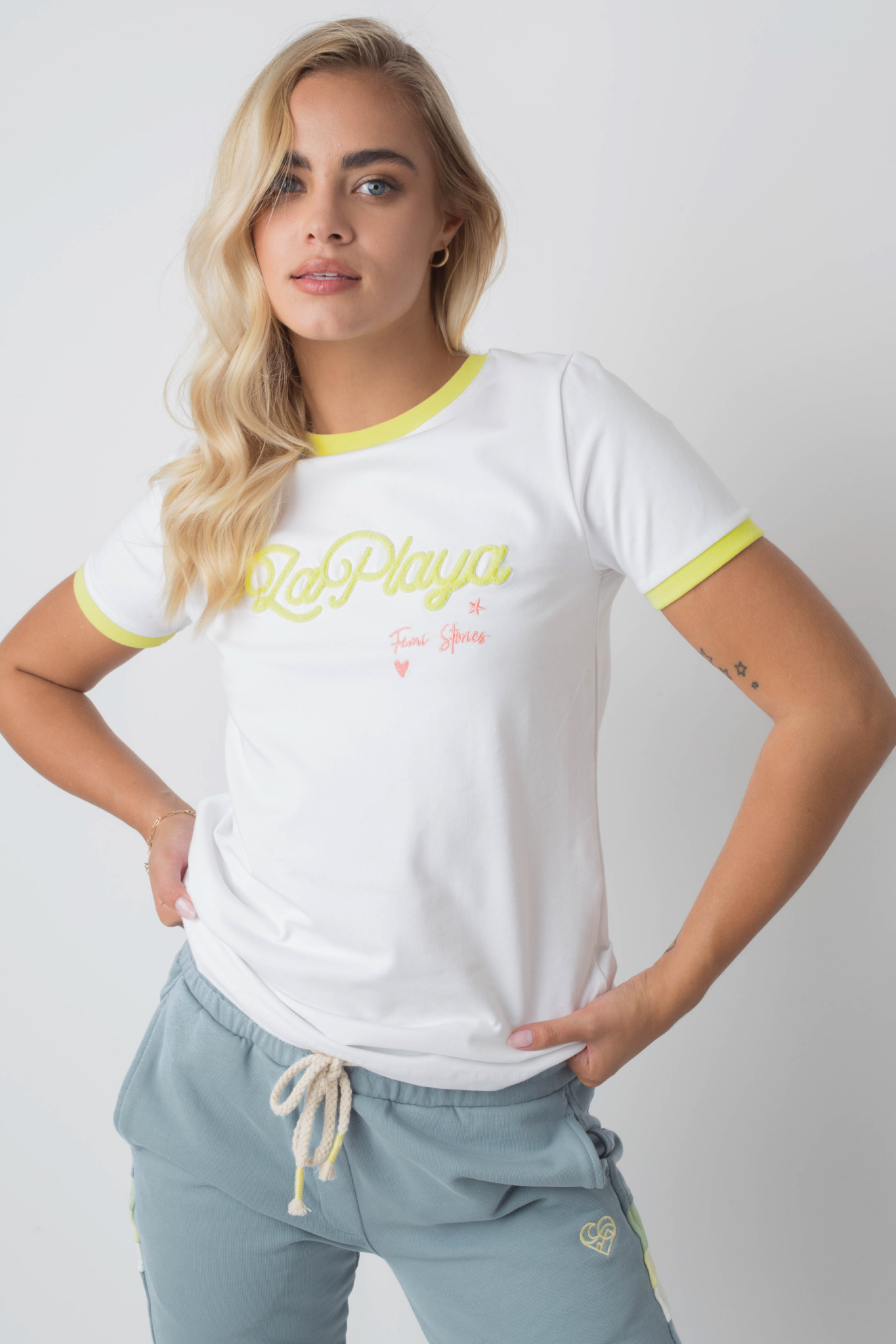 T-SHIRT LA PLAYA BIAŁA Z ŻÓŁTYM NAPISEM I LAMÓWKĄ - COSMA