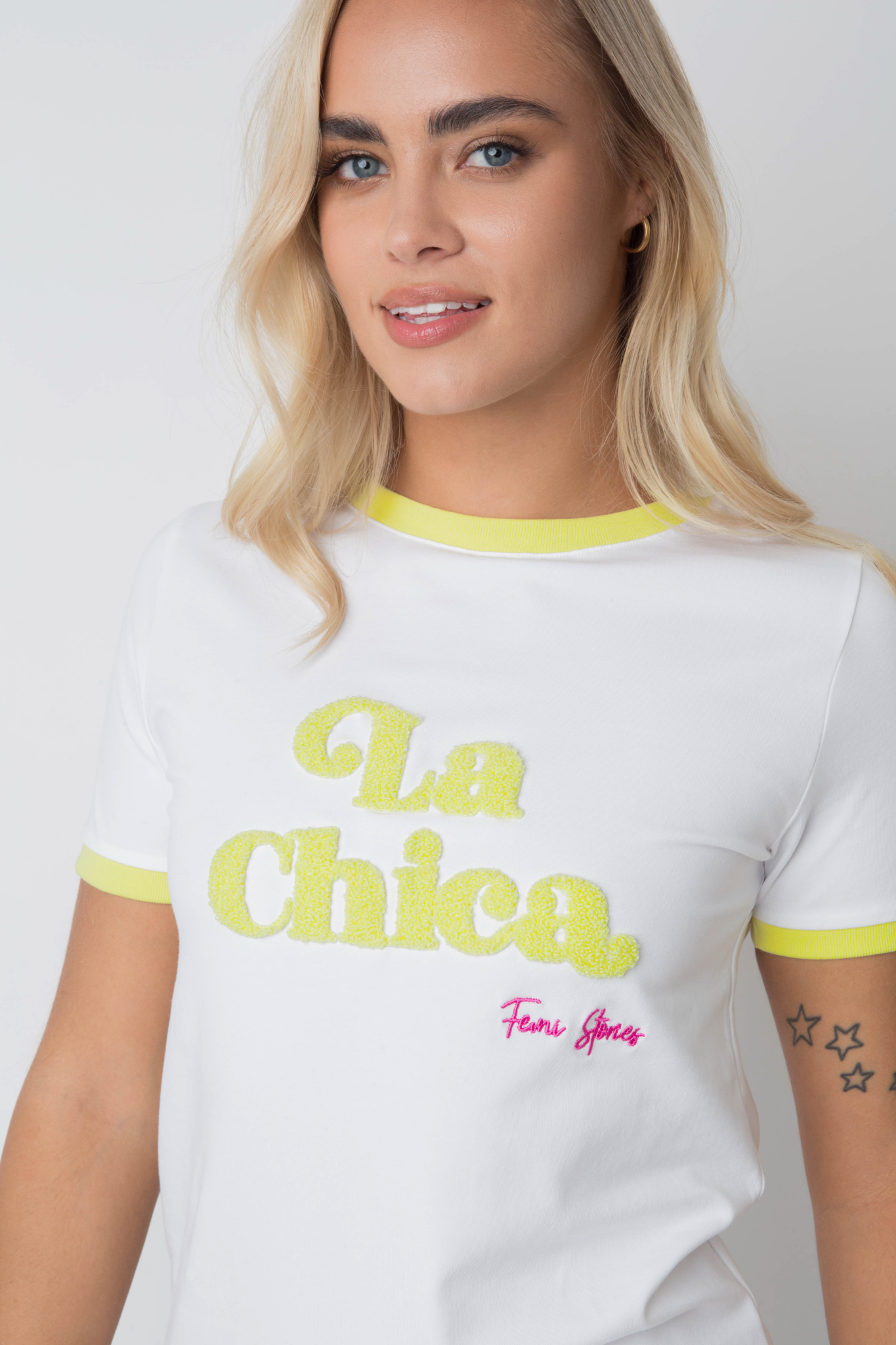 T-SHIRT LA CHICA BIAŁY Z ŻÓŁTYM NAPISEM I LAMÓWKĄ - COSMA