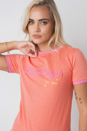 T-SHIRT LA PLAYA KORALOWA Z RÓŻOWYM NAPISEM I LAMÓWKĄ - COSMA