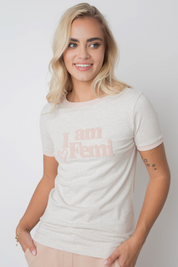 T-SHIRT I AM FEMI W KOLORZE NATURALNEJ KONOPII Z JASNORÓŻOWYM NAPISEM I LAMÓWKĄ - COSMA