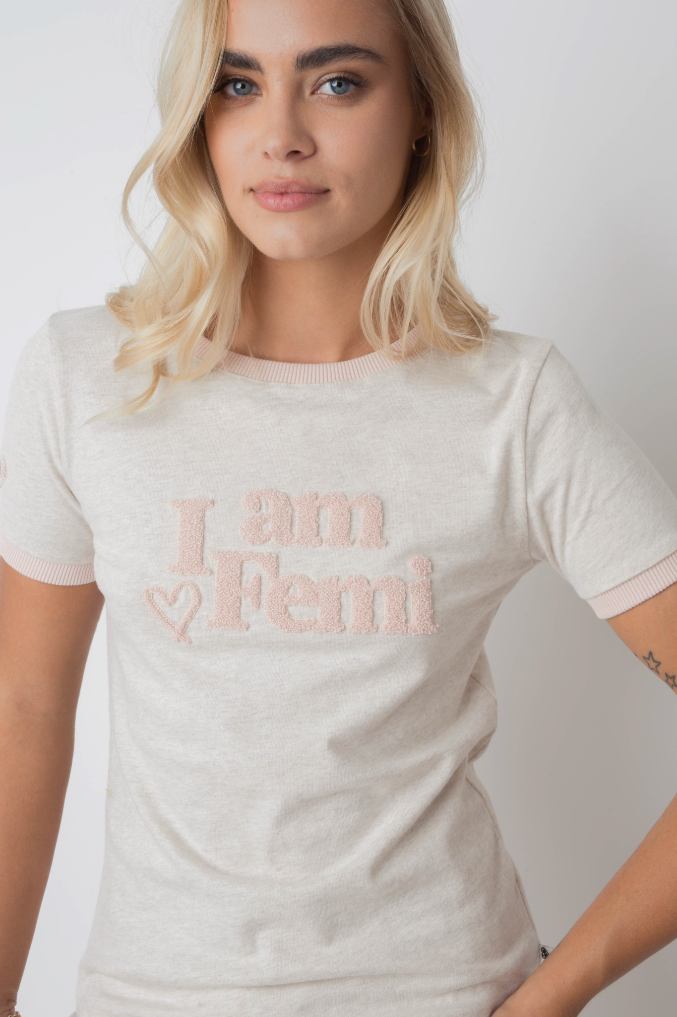 T-SHIRT I AM FEMI W KOLORZE NATURALNEJ KONOPII Z JASNORÓŻOWYM NAPISEM I LAMÓWKĄ - COSMA