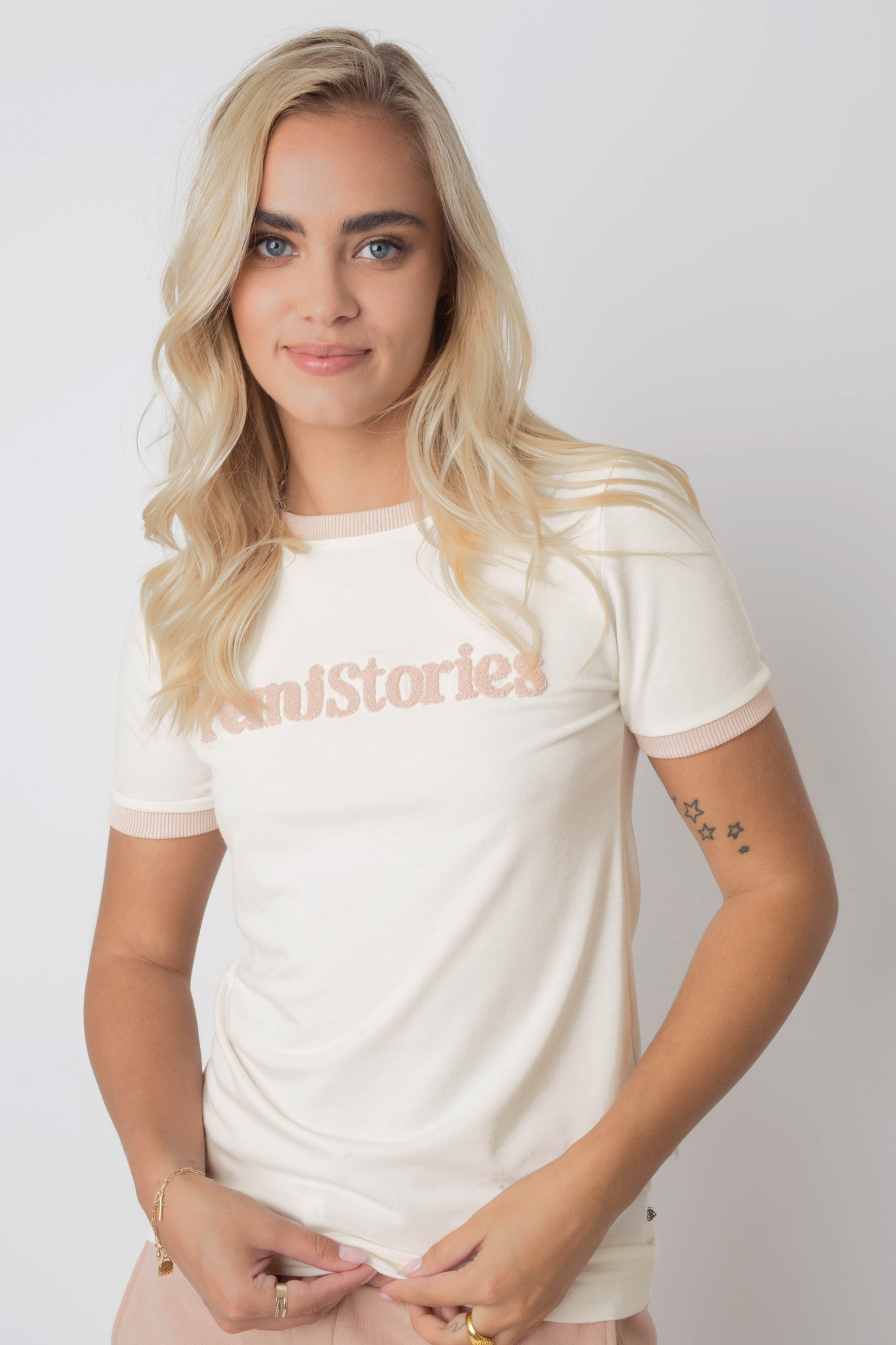 T-SHIRT FEMI STORIES W KOLORZE NATURALNEJ KONOPII Z NAPISEM I LAMÓWKĄ ECRU - COSMA