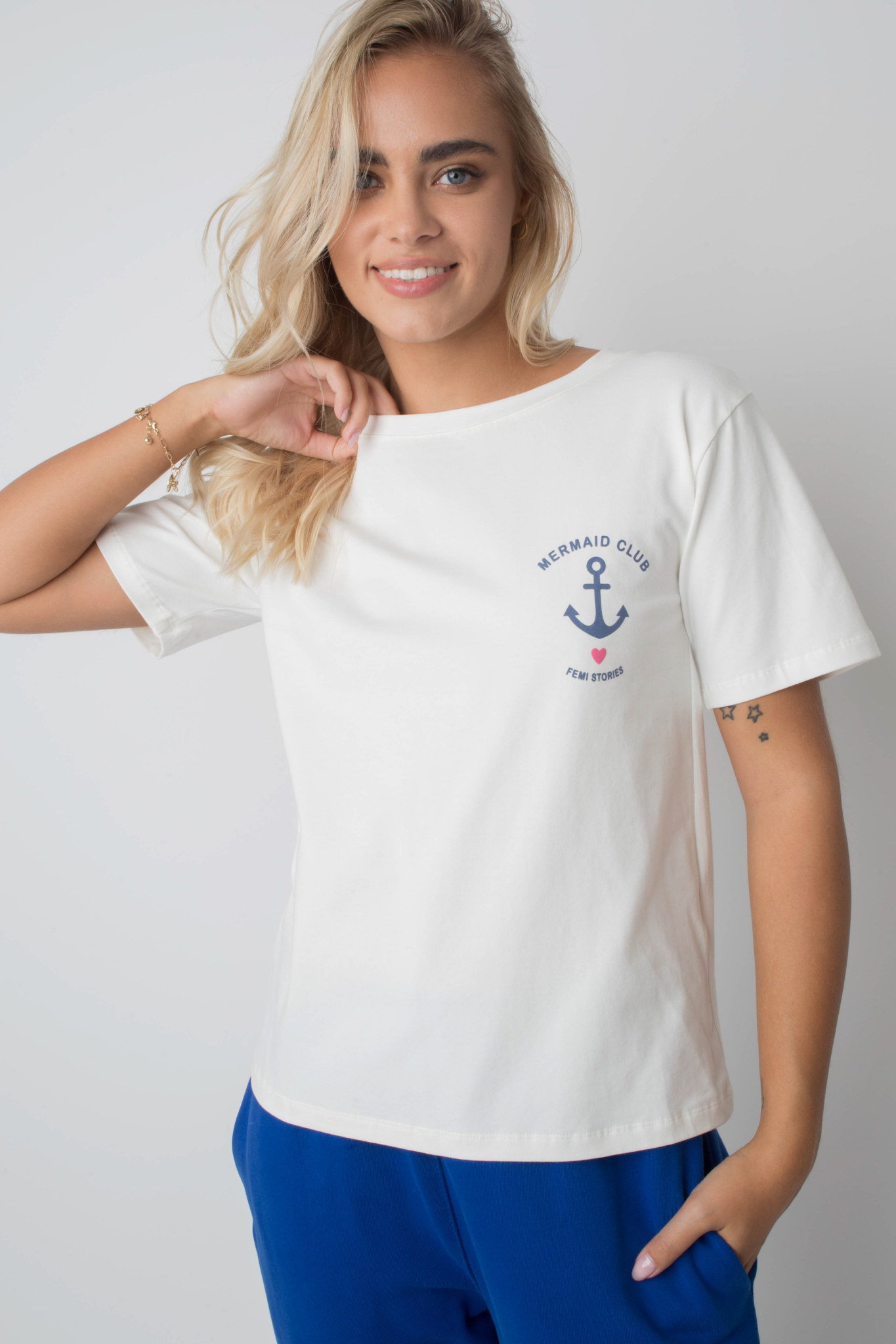 T-SHIRT MERMAID CLUB ECRU Z NADRUKIEM W KOLORZE GRANATOWYM - MANUEL