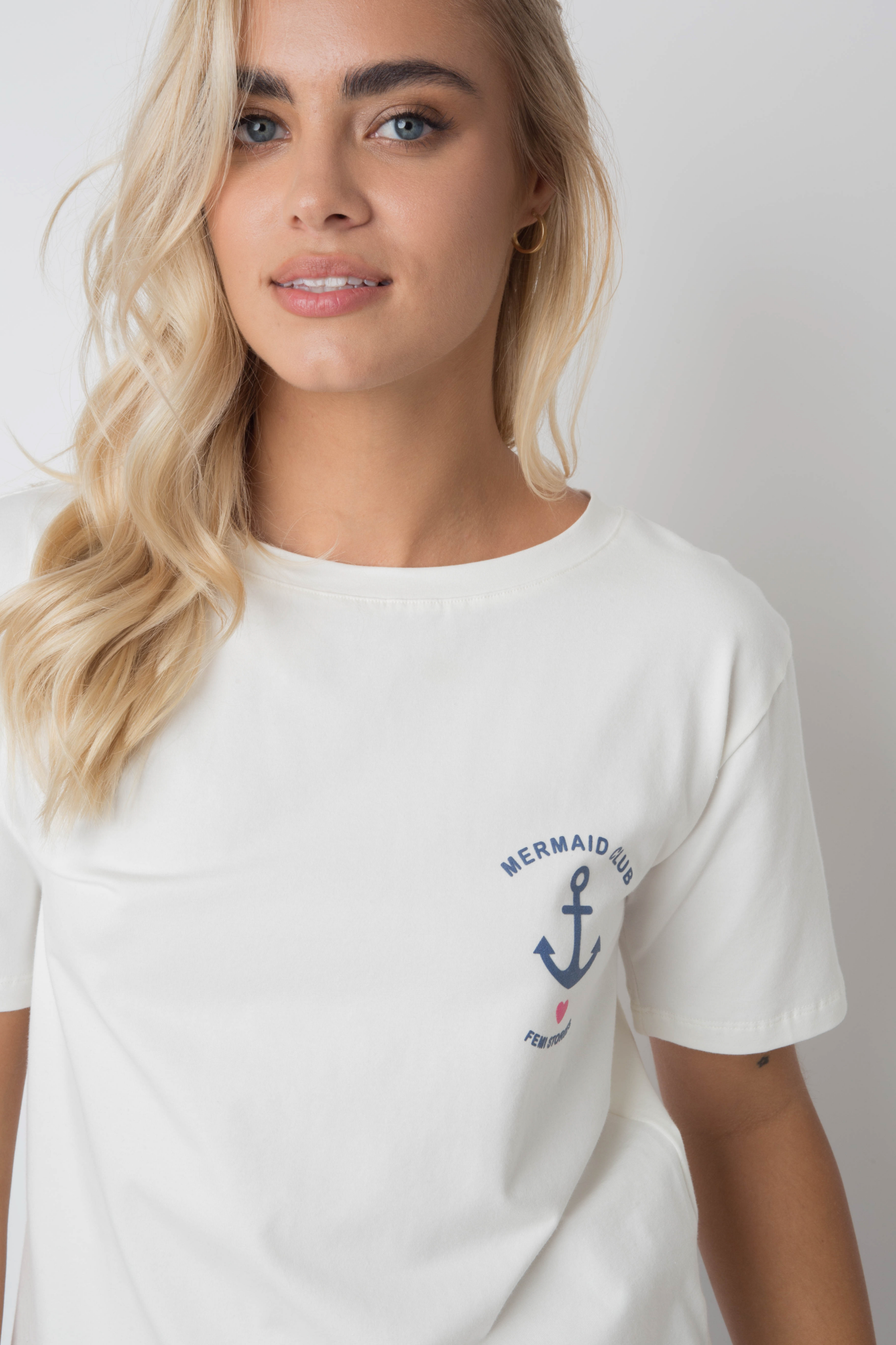 T-SHIRT MERMAID CLUB ECRU Z NADRUKIEM W KOLORZE GRANATOWYM - MANUEL