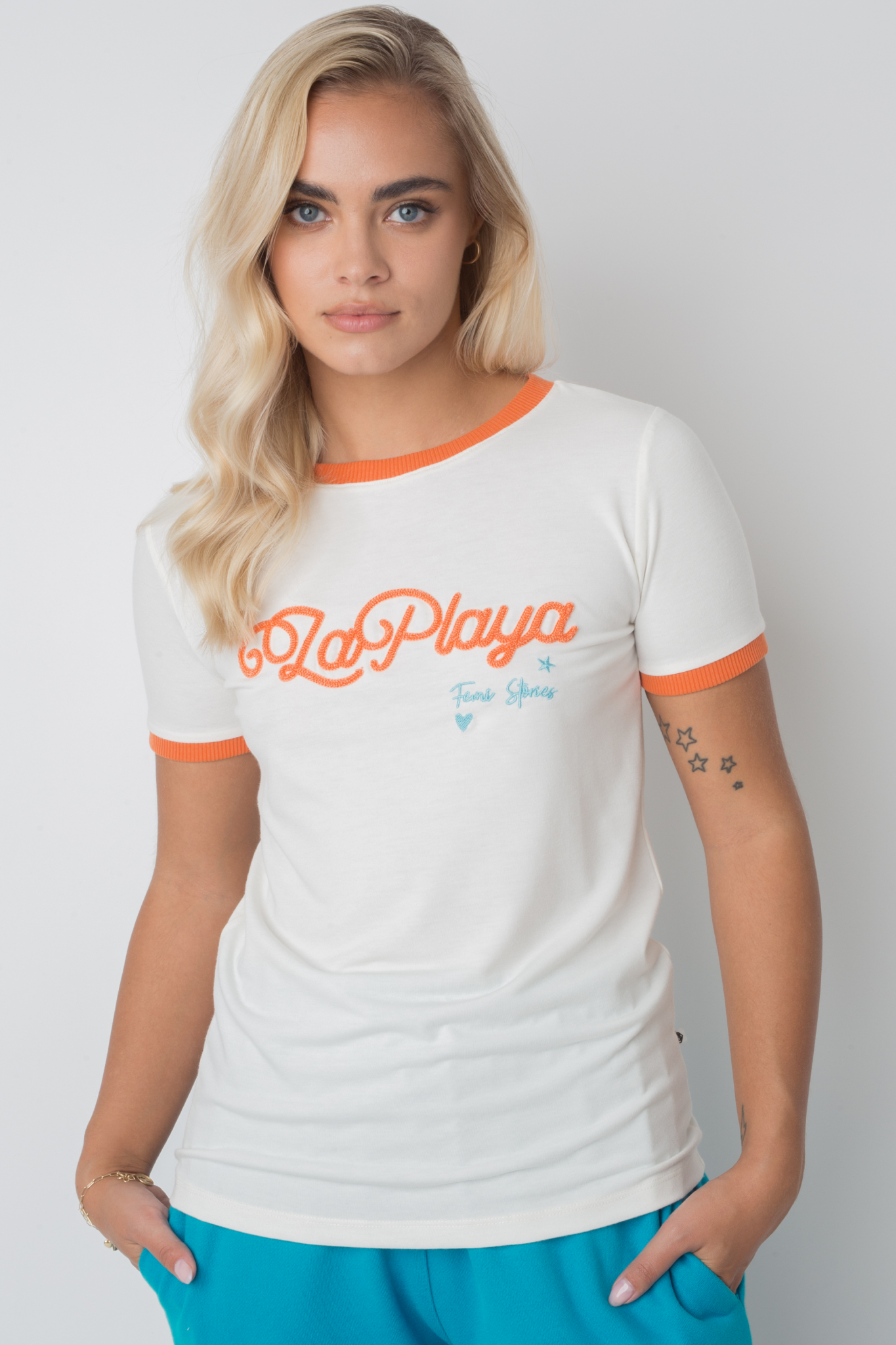 T-SHIRT LA PLAYA ECRU Z POMARAŃCZOWYM NAPISEM I LAMÓWKĄ - COSMA