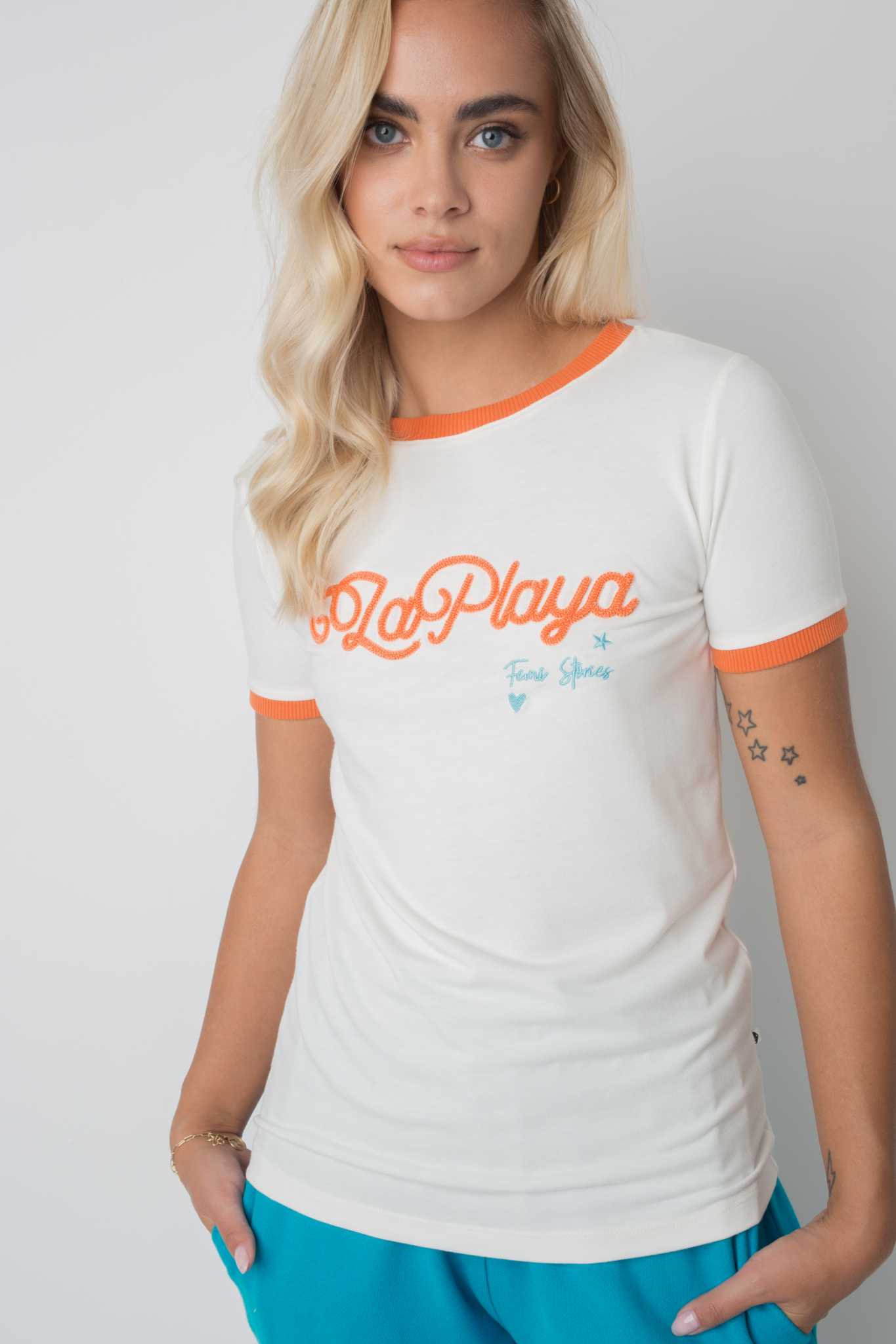 T-SHIRT LA PLAYA ECRU Z POMARAŃCZOWYM NAPISEM I LAMÓWKĄ - COSMA