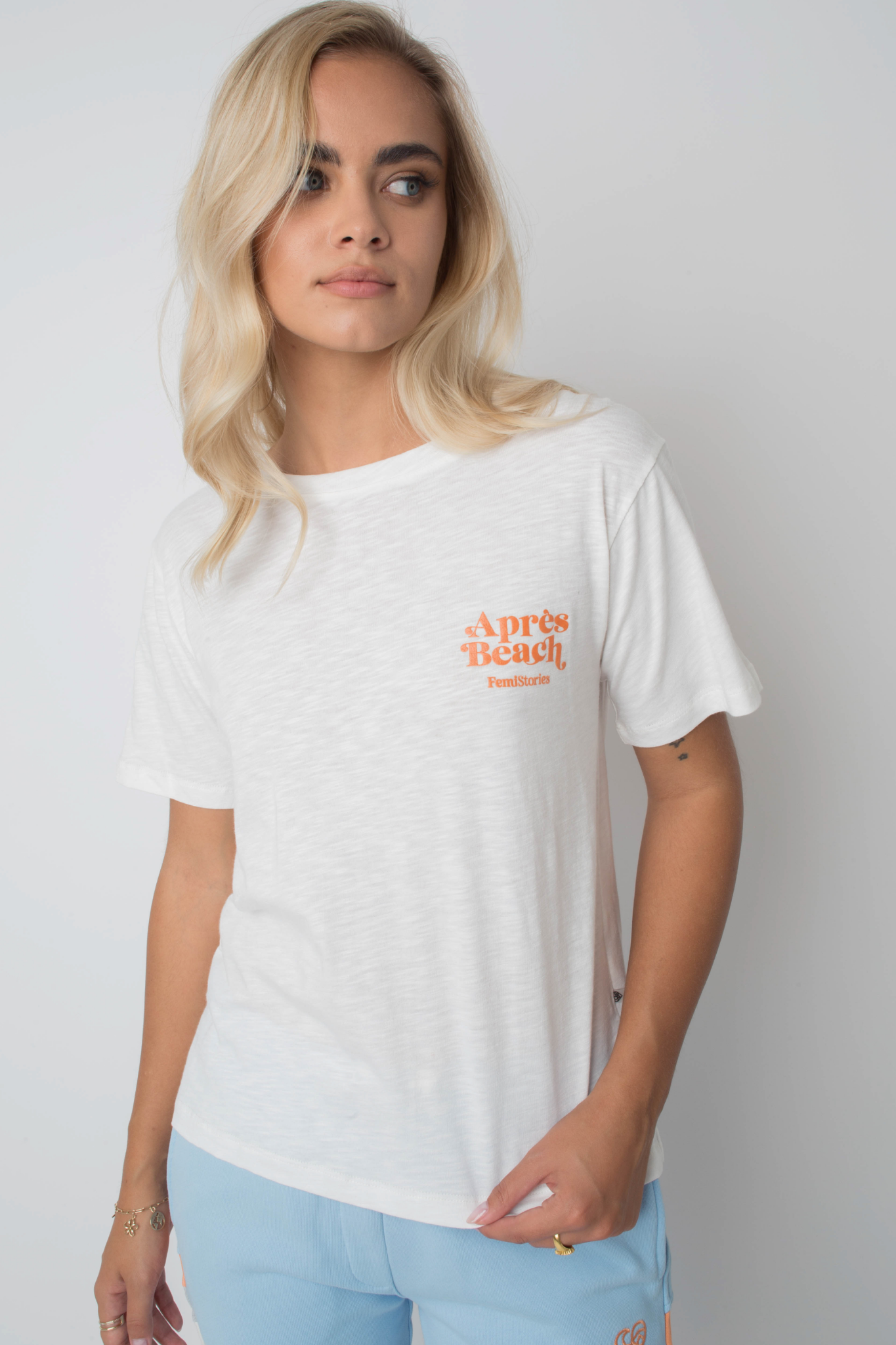 T-SHIRT APRES BEACH ECRU Z POMARAŃCZOWYM NADRUKIEM - MANUEL