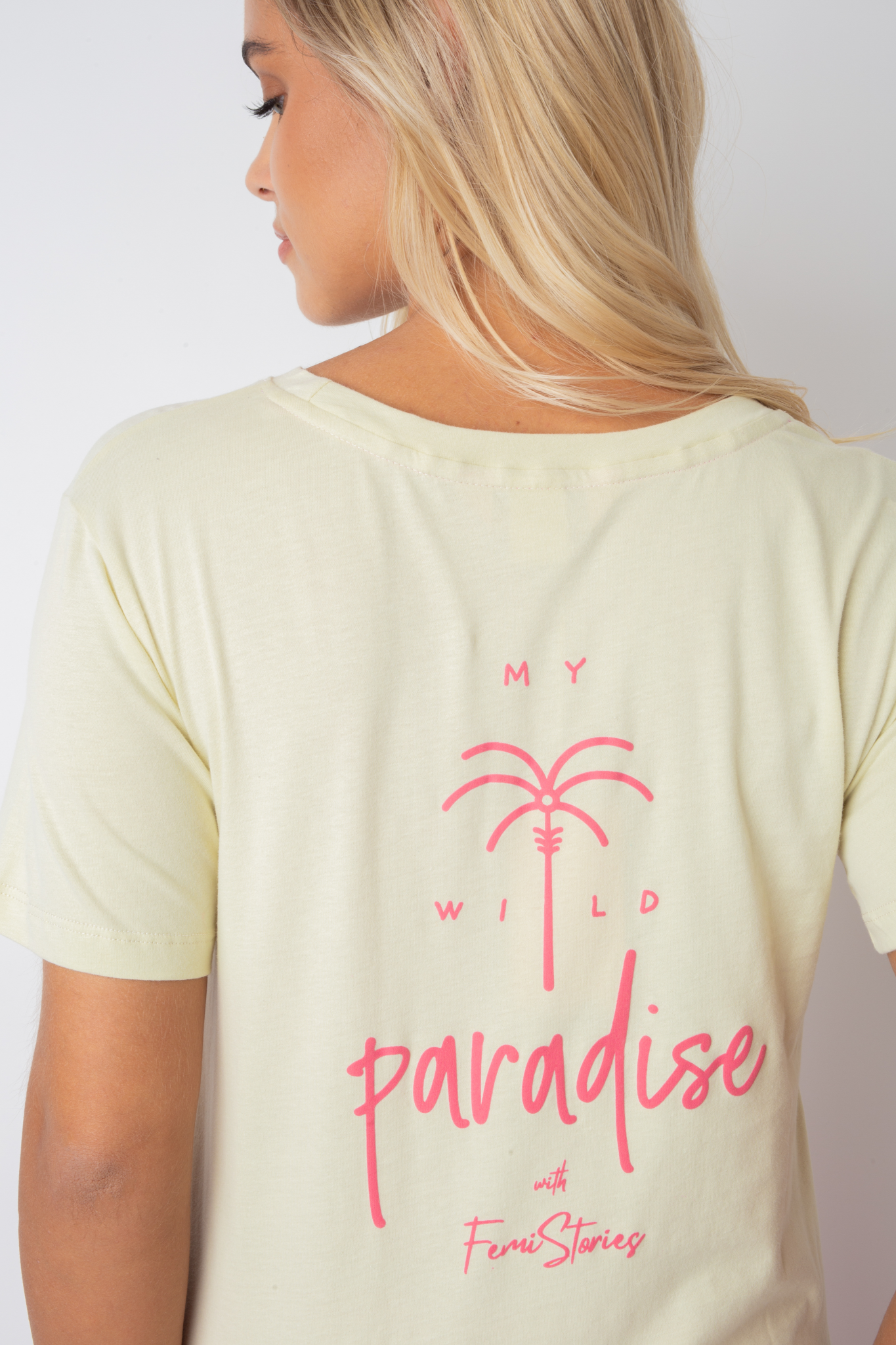 T-SHIRT MY WILD PARADISE JASNOŻÓŁTY Z RÓŻOWYM NADRUKIEM PALMY- MANUEL