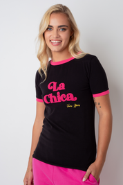 T-SHIRT LA CHICA CZARNY Z RÓŻOWYM NAPISEM I LAMÓWKĄ - COSMA