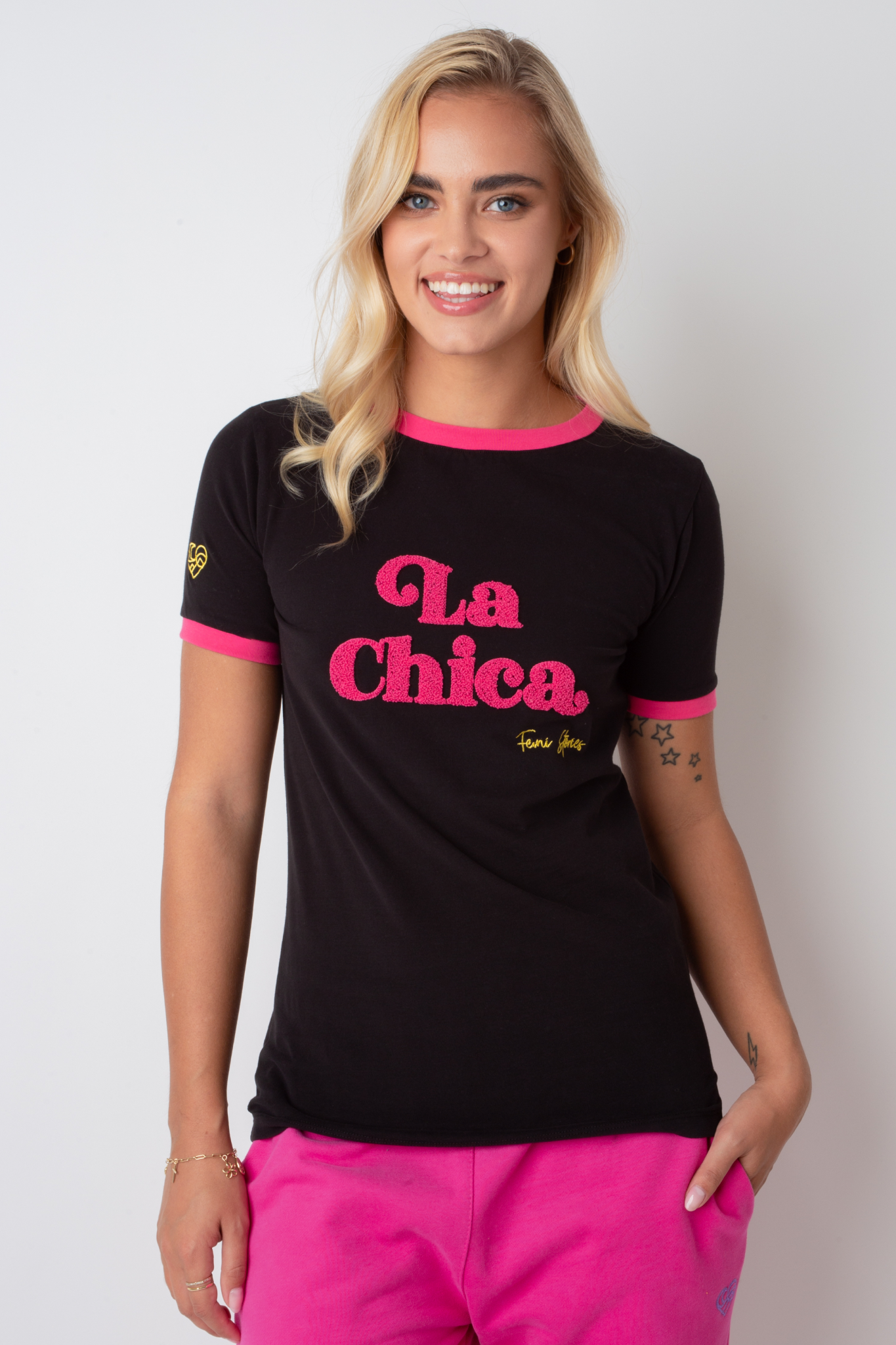 T-SHIRT LA CHICA CZARNY Z RÓŻOWYM NAPISEM I LAMÓWKĄ - COSMA