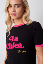 T-SHIRT LA CHICA CZARNY Z RÓŻOWYM NAPISEM I LAMÓWKĄ - COSMA