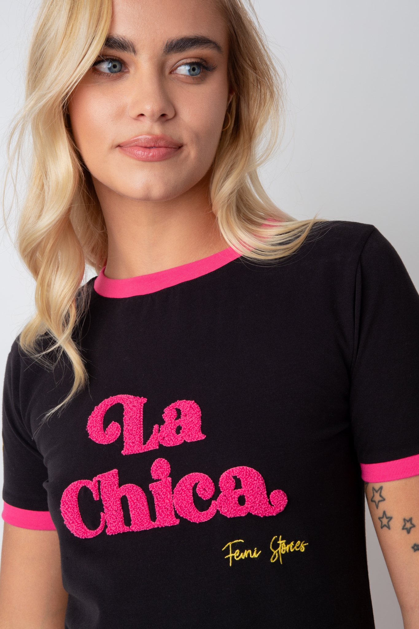 T-SHIRT LA CHICA CZARNY Z RÓŻOWYM NAPISEM I LAMÓWKĄ - COSMA