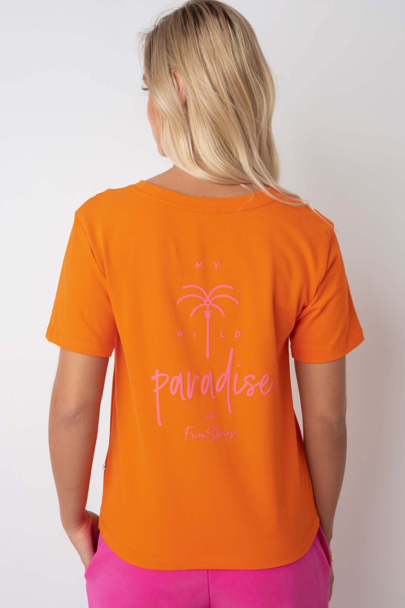 T-SHIRT MY WILD PARADISE POMARAŃCZOWY Z RÓŻOWYM NADRUKIEM PALMY- MANUEL