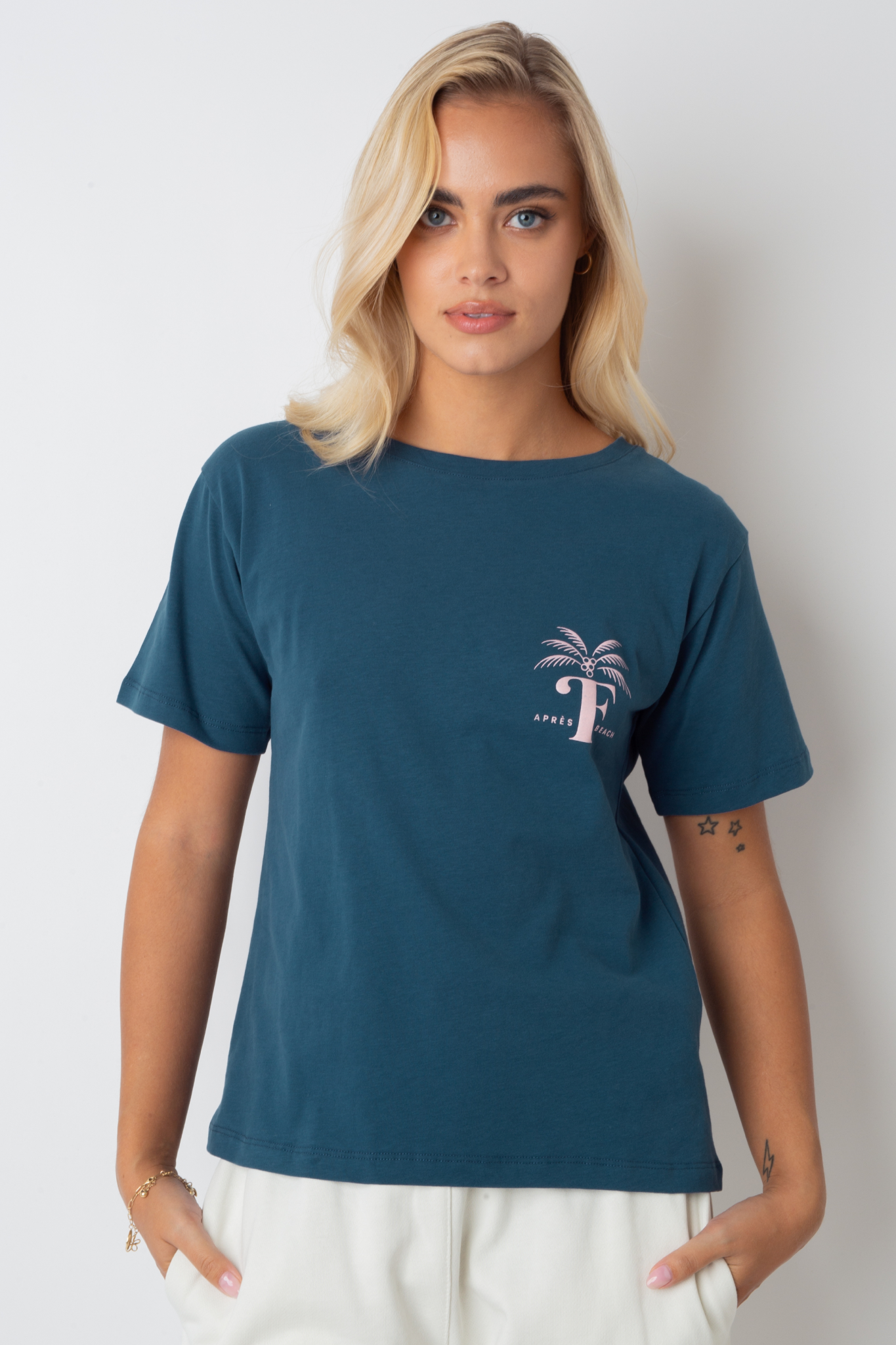 T-SHIRT APRES BEACH GRANATOWY Z RÓŻOWYM NADRUKIEM PALMY - MANUEL