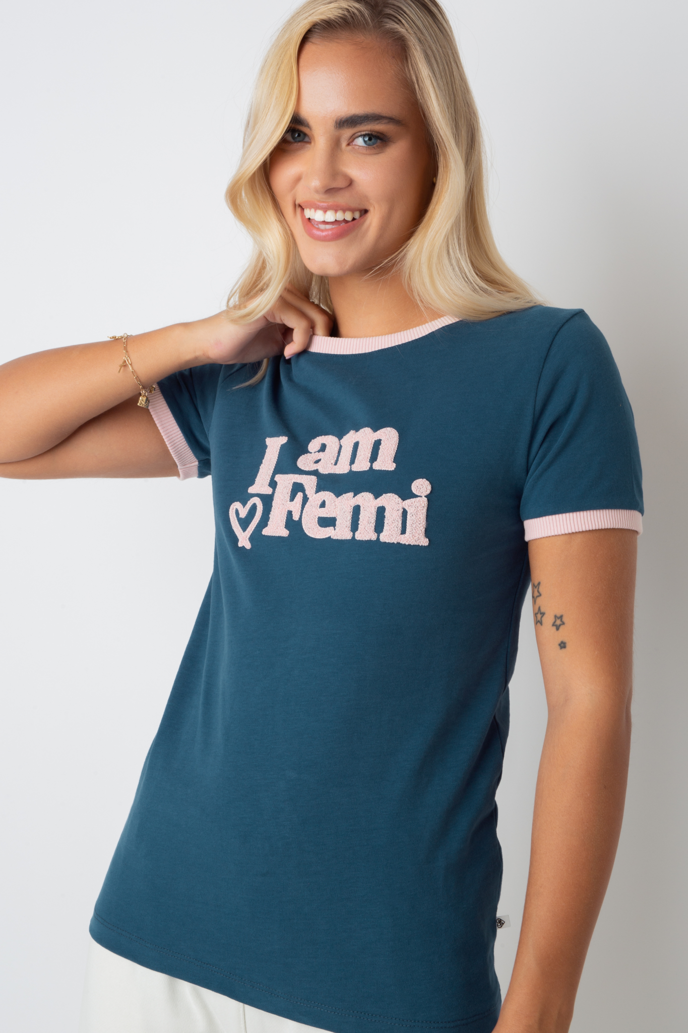 T-SHIRT I AM FEMI GRANATOWY Z RÓŻOWYM NAPISEM I LAMÓWKĄ - COSMA