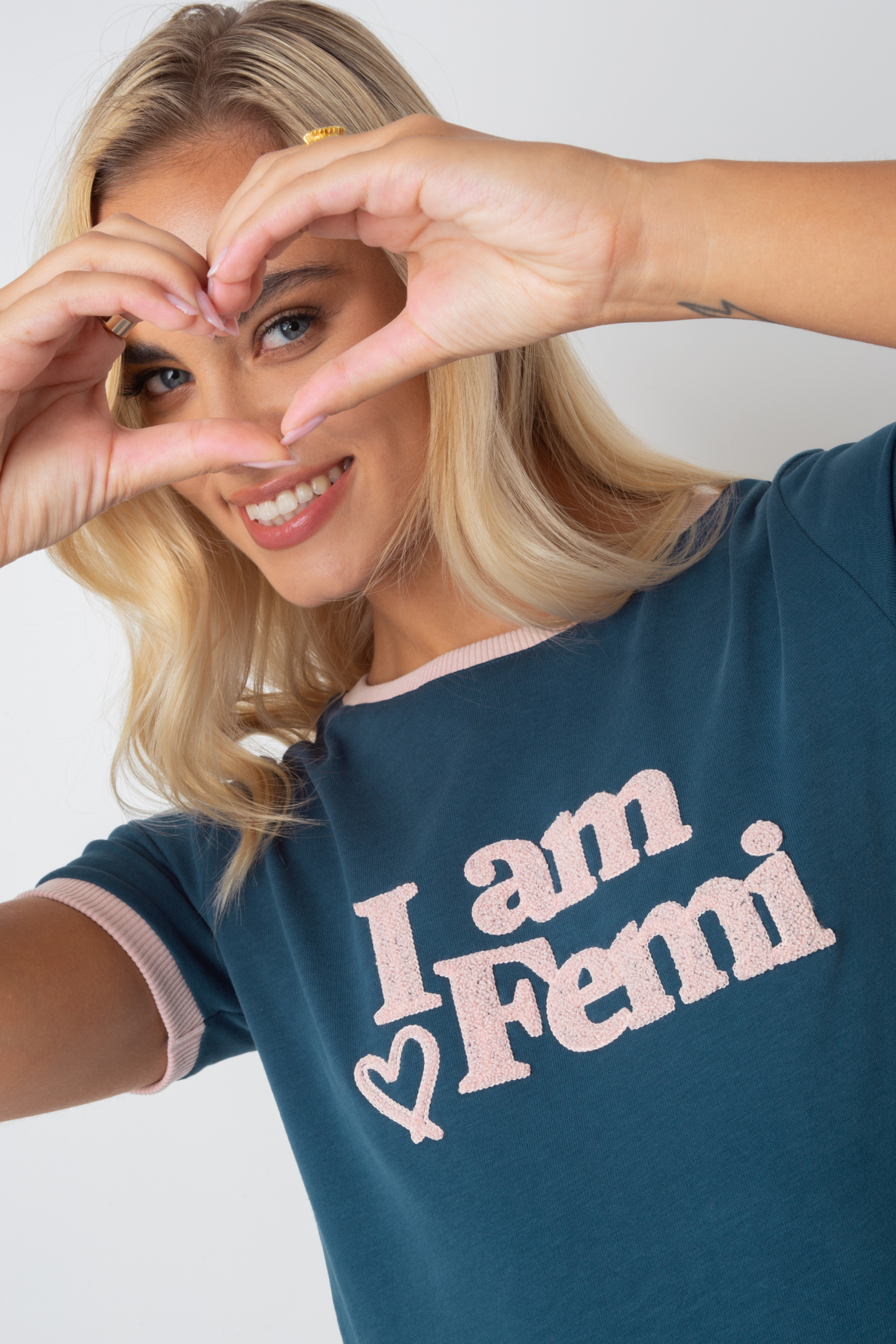 T-SHIRT I AM FEMI GRANATOWY Z RÓŻOWYM NAPISEM I LAMÓWKĄ - COSMA