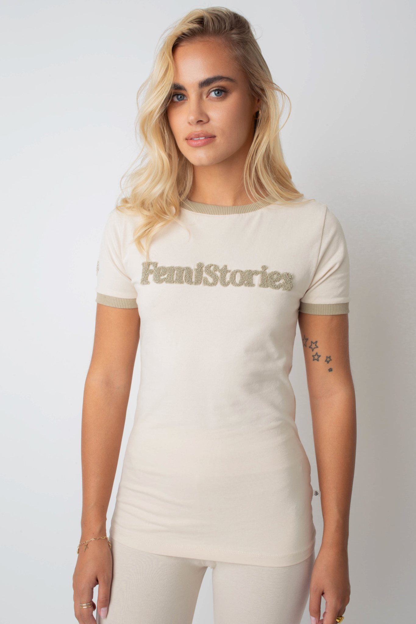 T-SHIRT FEMI STORIES JASNOBEŻOWY Z NAPISEM I LAMÓWKĄ KHAKI - COSMA