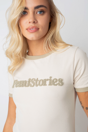 T-SHIRT FEMI STORIES JASNOBEŻOWY Z NAPISEM I LAMÓWKĄ KHAKI - COSMA